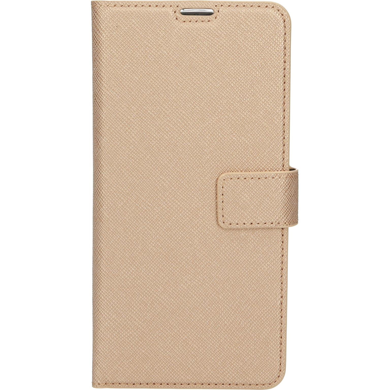 Een gouden telefoonhoesje met sluiting wordt getoond tegen een witte achtergrond.