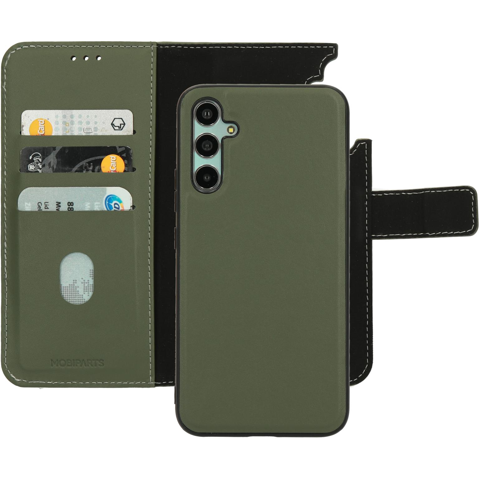 Groene telefoonhoes, open. Telefoon zichtbaar, met kaarten. Geïsoleerd op witte achtergrond.