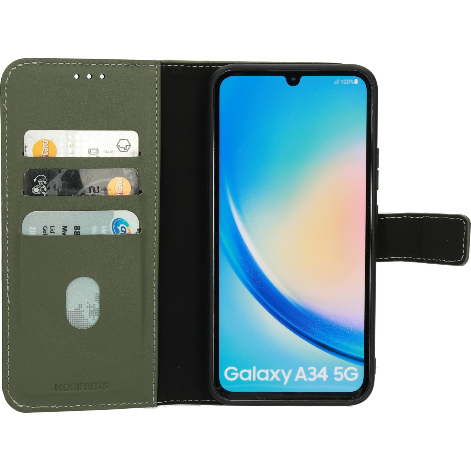 Een groene telefoonhoes houdt een telefoon vast die zijn scherm weergeeft, met kaarten in de sleuven.