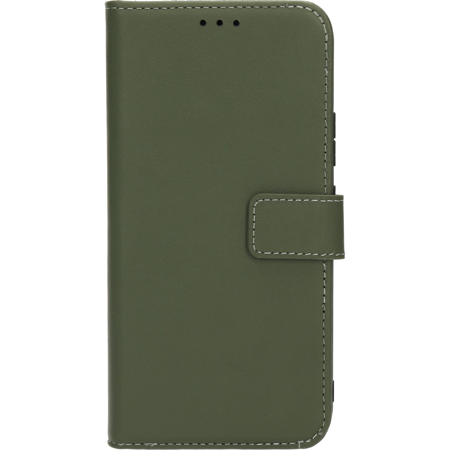 Een groene telefoonhoes in portemonnee-stijl, met een magnetische sluiting. Gesloten, met een gladde, lederachtige textuur.