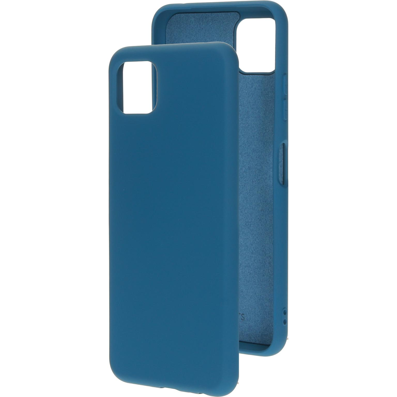 Blauwe telefoonhoes. De hoes is open, met de telefoon verwijderd. Witte achtergrond.