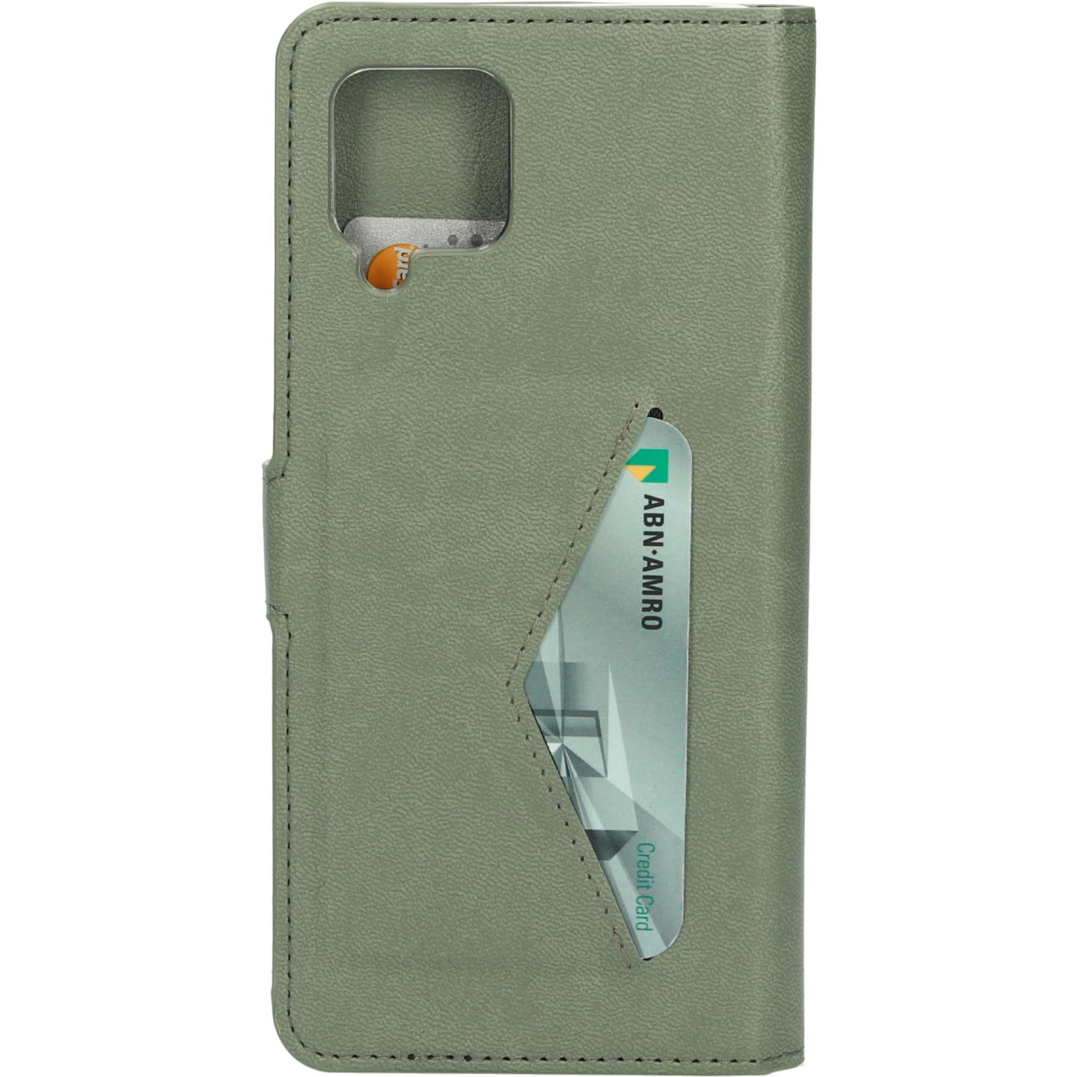 Een groene telefoonhoes geopend. ABN AMRO creditcard zichtbaar. Witte achtergrond.