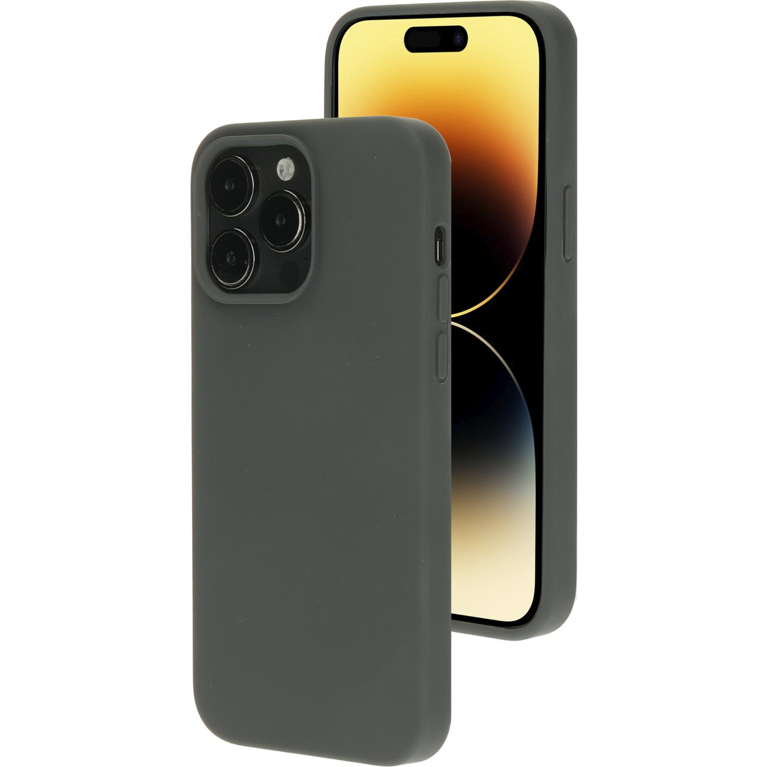 Grijze telefoonhoes op telefoon, naast elkaar. Telefoon met drie camera's. Witte achtergrond.