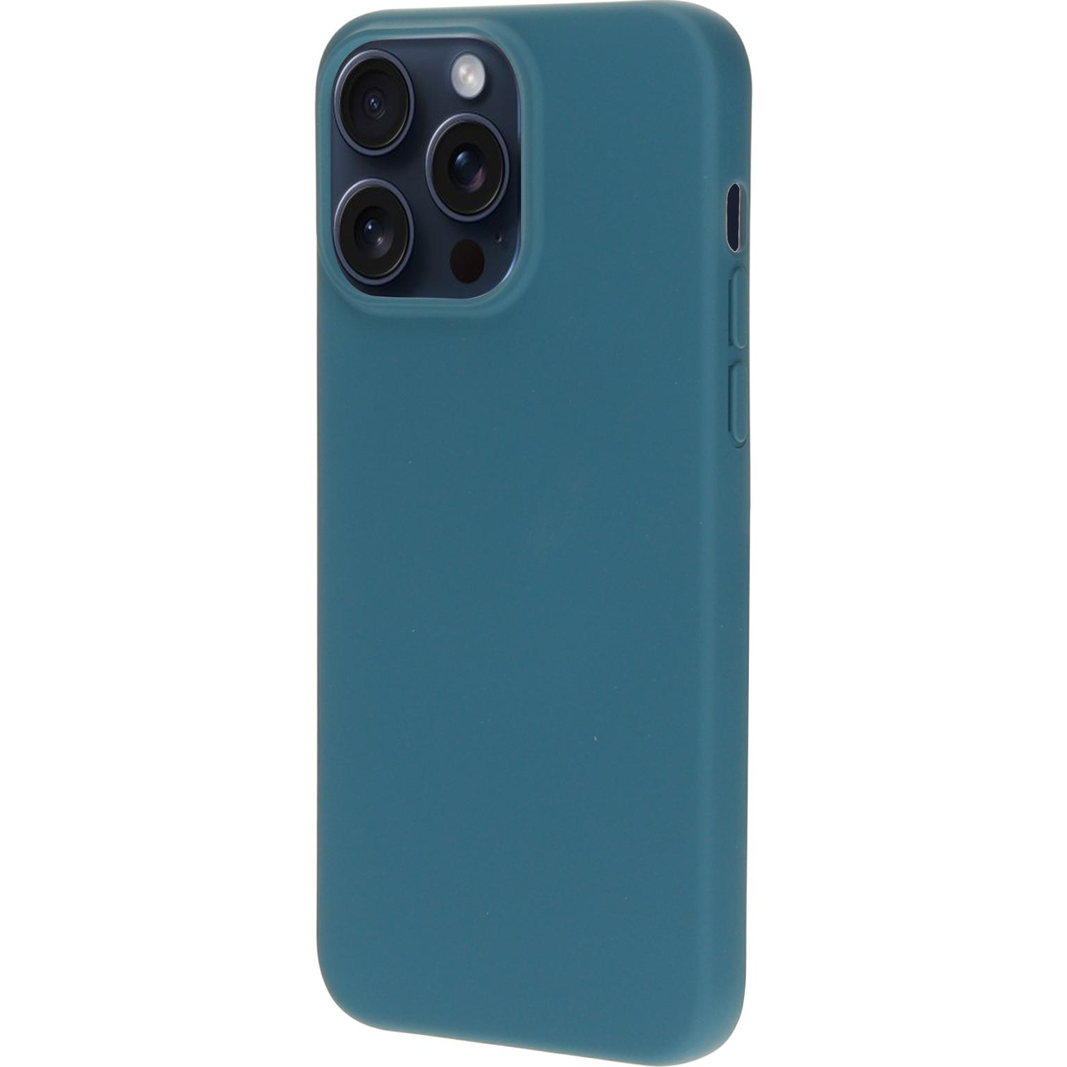 Een blauwgroene telefoonhoes. Het heeft drie cameralenzen en een flitser.