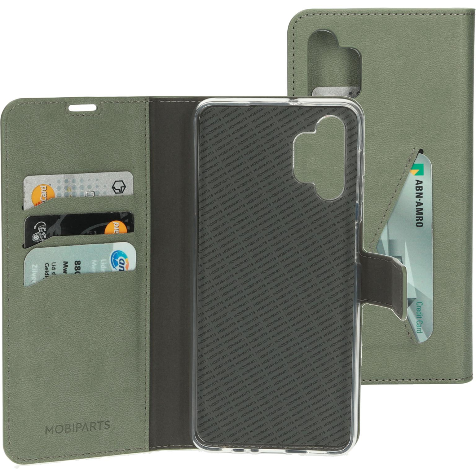Groene telefoonhoes in portemonnee-stijl, open. Kaarten en een telefoon laten zien. Witte achtergrond.