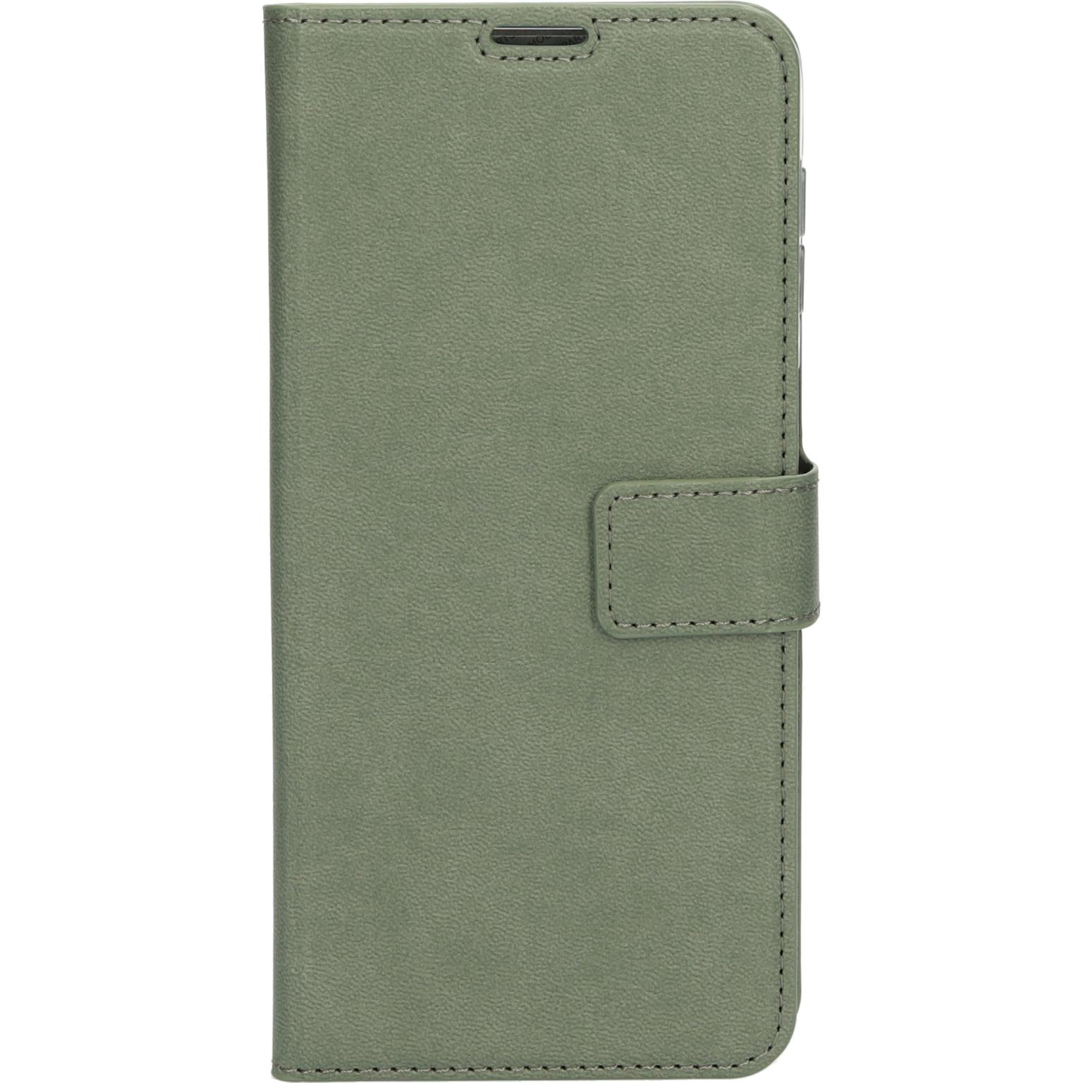 Groen telefoonhoesje met flap en magnetische sluiting, plat op een witte achtergrond.