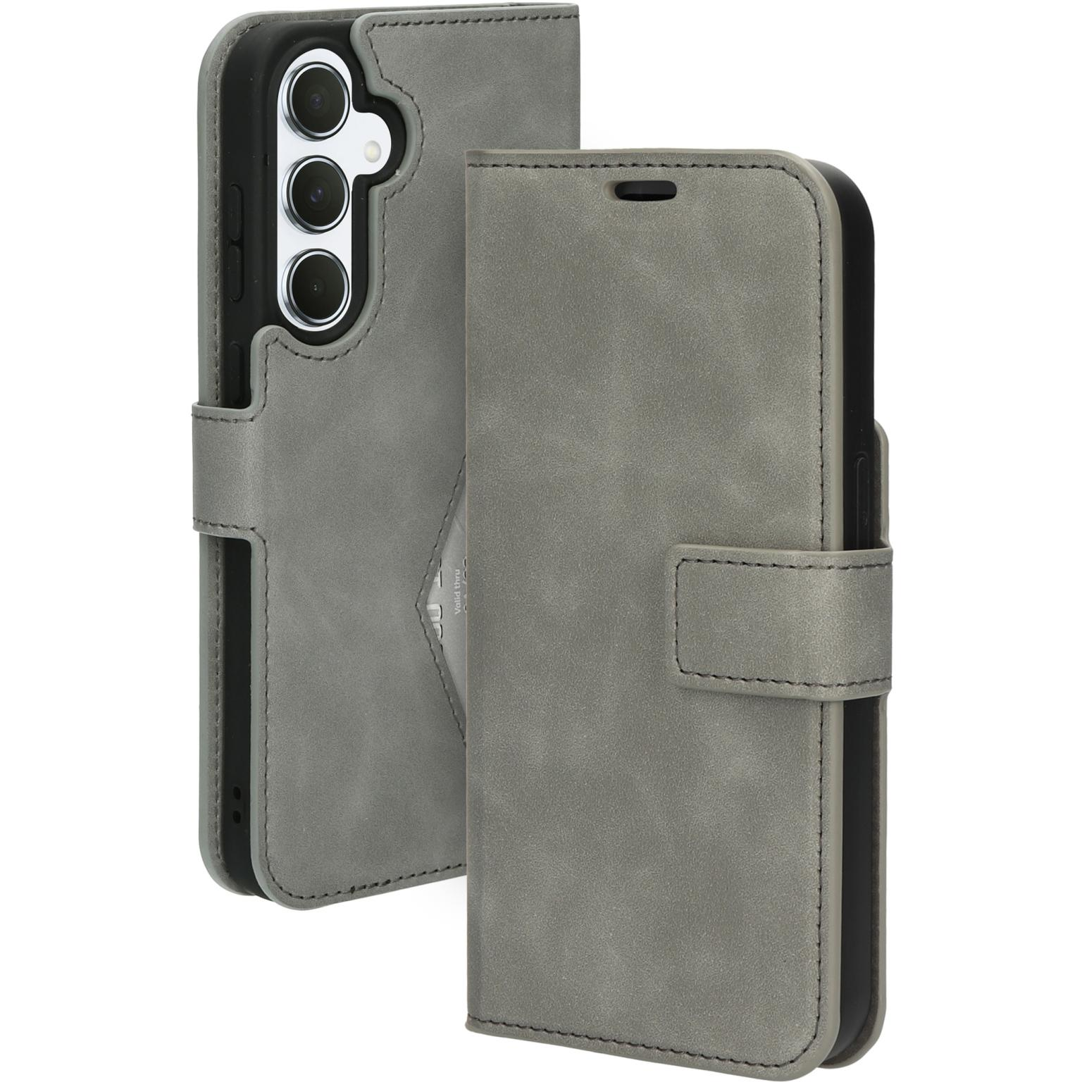 Grijze leren telefoonhoes, open en dicht. Met gestikte randen en magnetische sluiting.