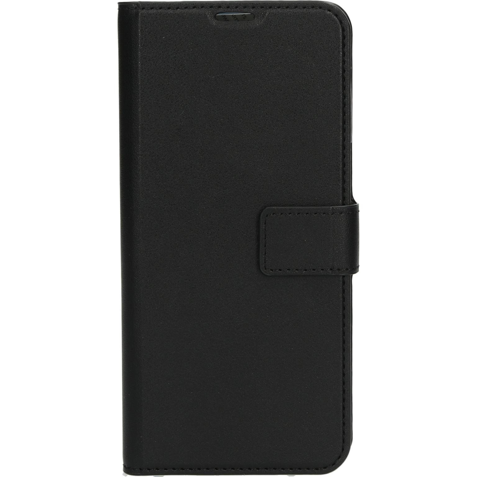 Zwarte leren telefoonhoes, gesloten. Met magnetische sluiting op witte achtergrond.