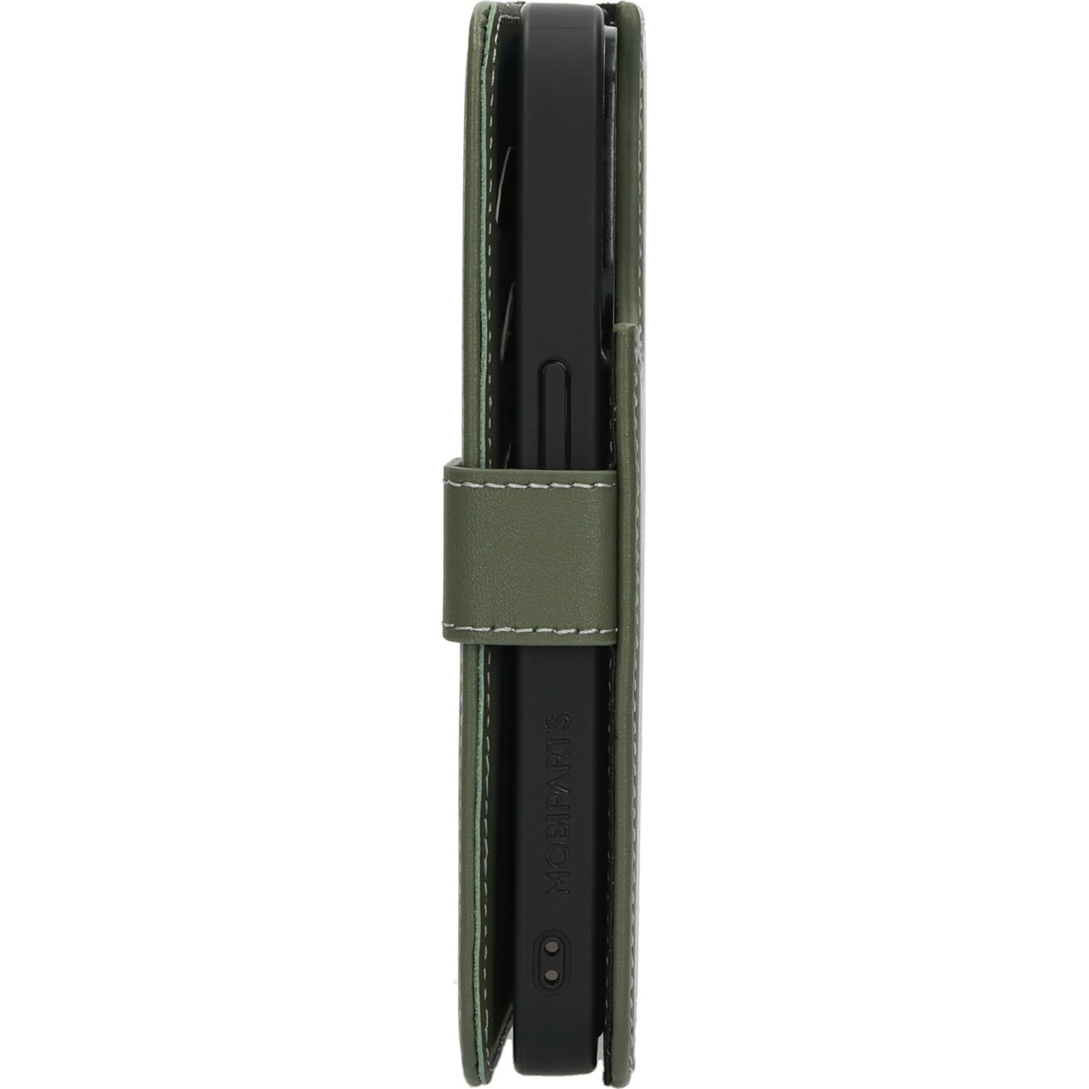 Groene telefoonhoes met band, met een zwarte telefoon. Witte stiksels en de merknaam aan de zijkant.