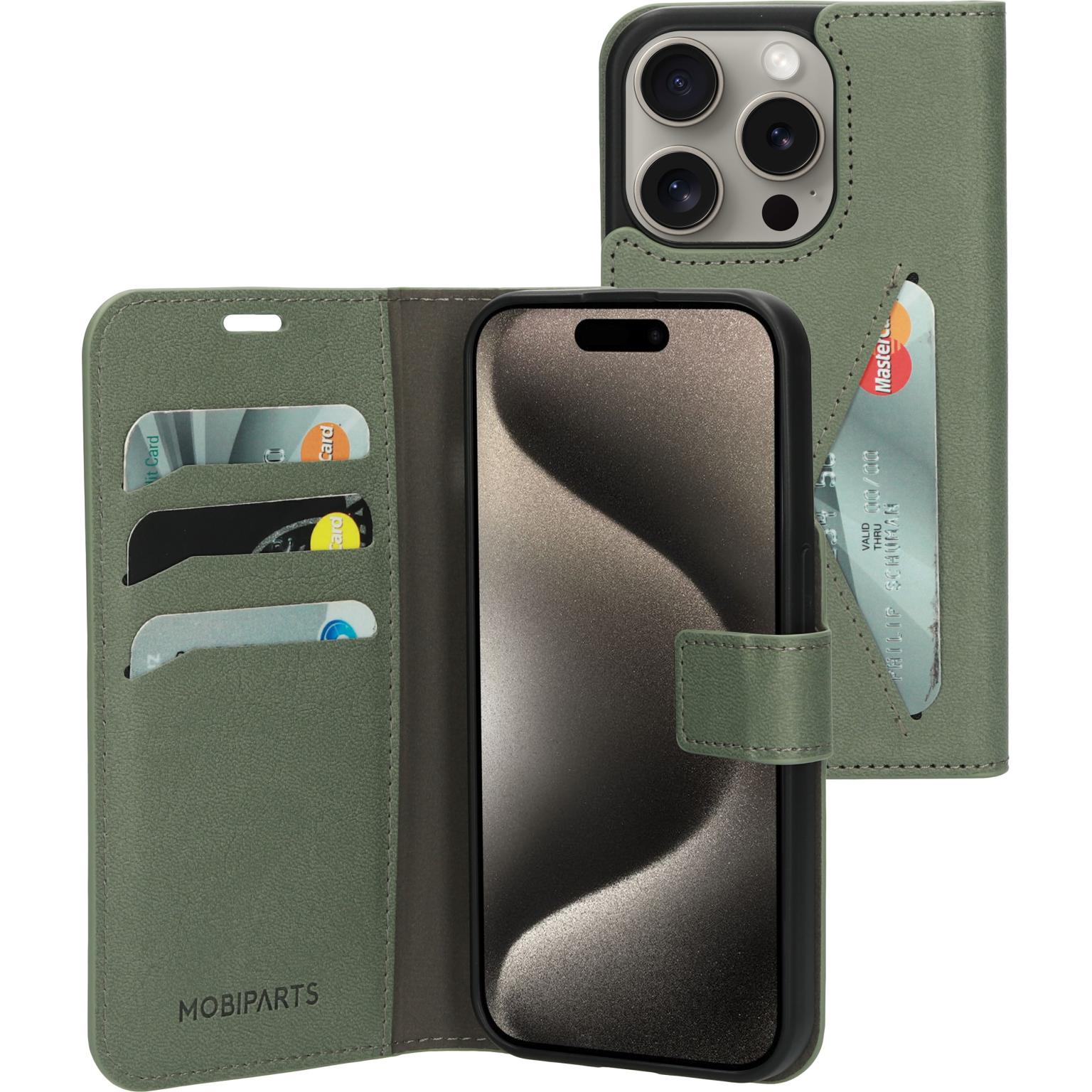 Groene leren telefoonhoes, open, met kaartsleuven en telefoon. Magnetische sluiting.