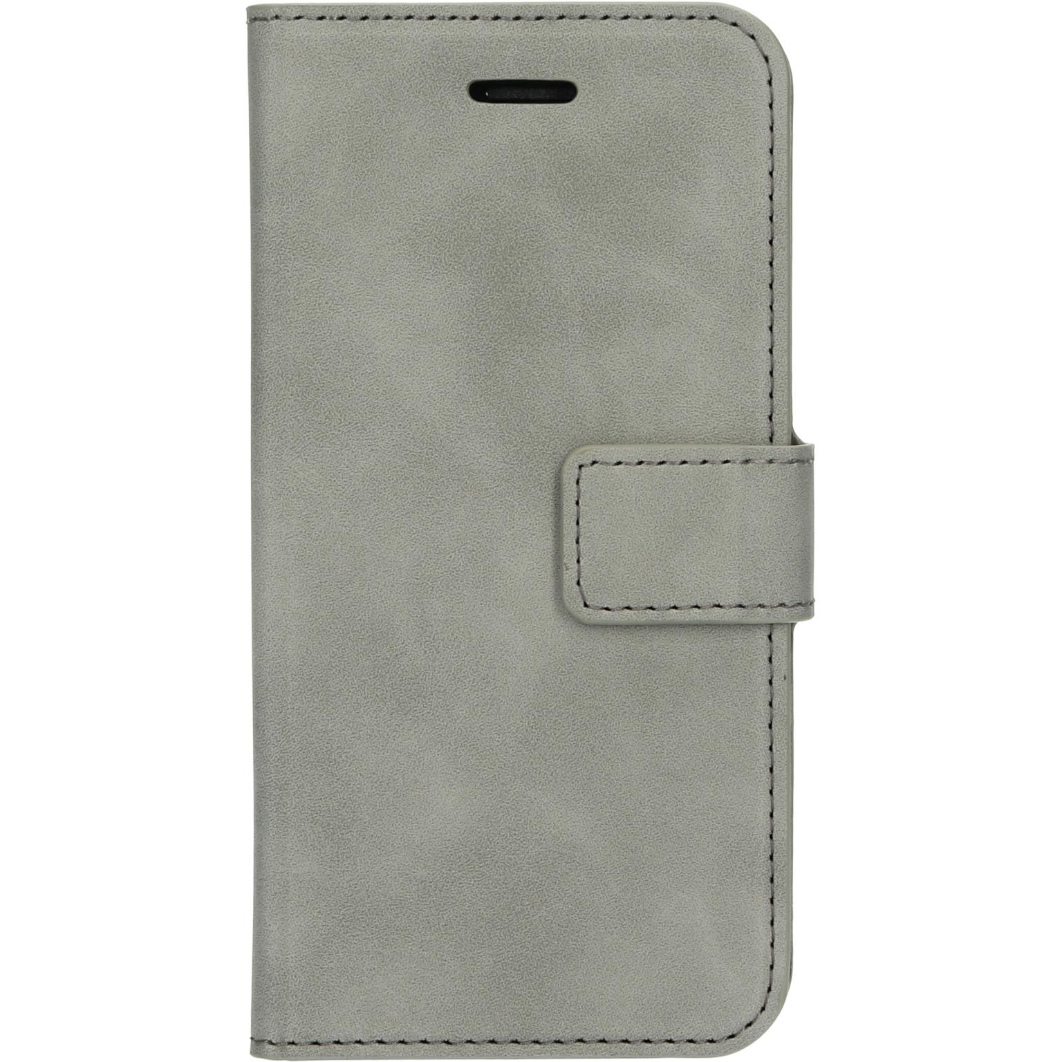 Grijze leren telefoonhoes met flap en stiksels.