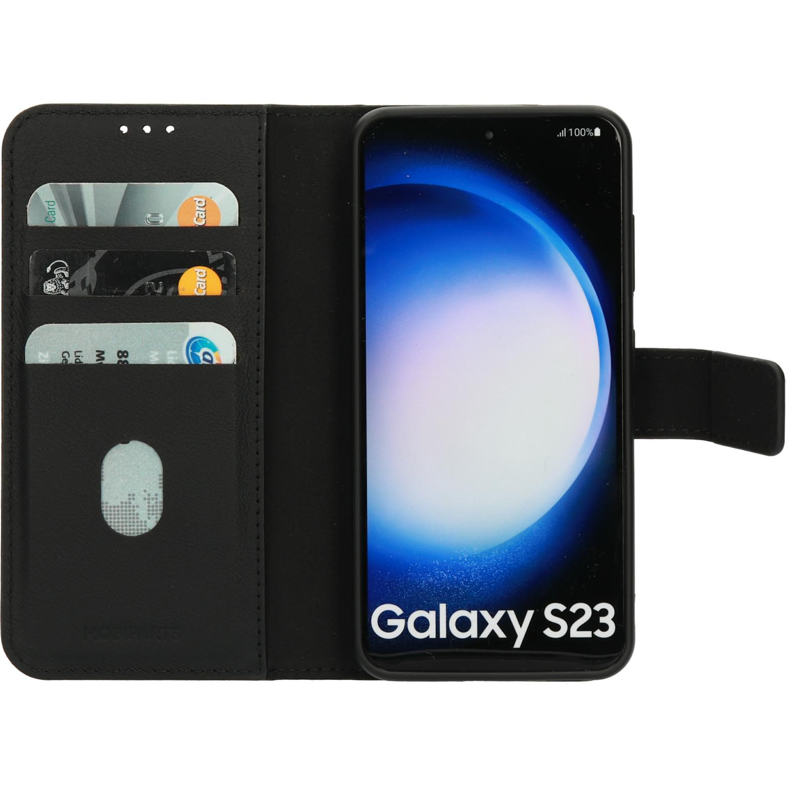 Zwarte telefoonhoes-portemonnee open met kaarten en een Galaxy S23 telefoon.