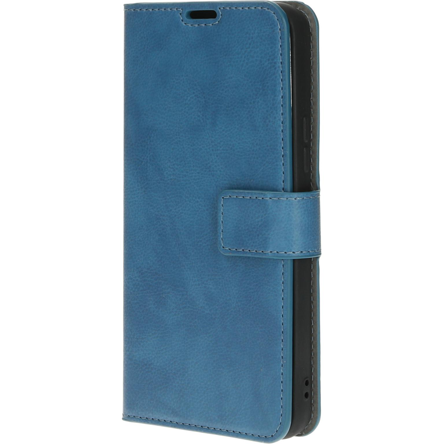 Blauwe telefoonhoes met flap en sluiting. Open, met telefoon zichtbaar. Witte achtergrond.
