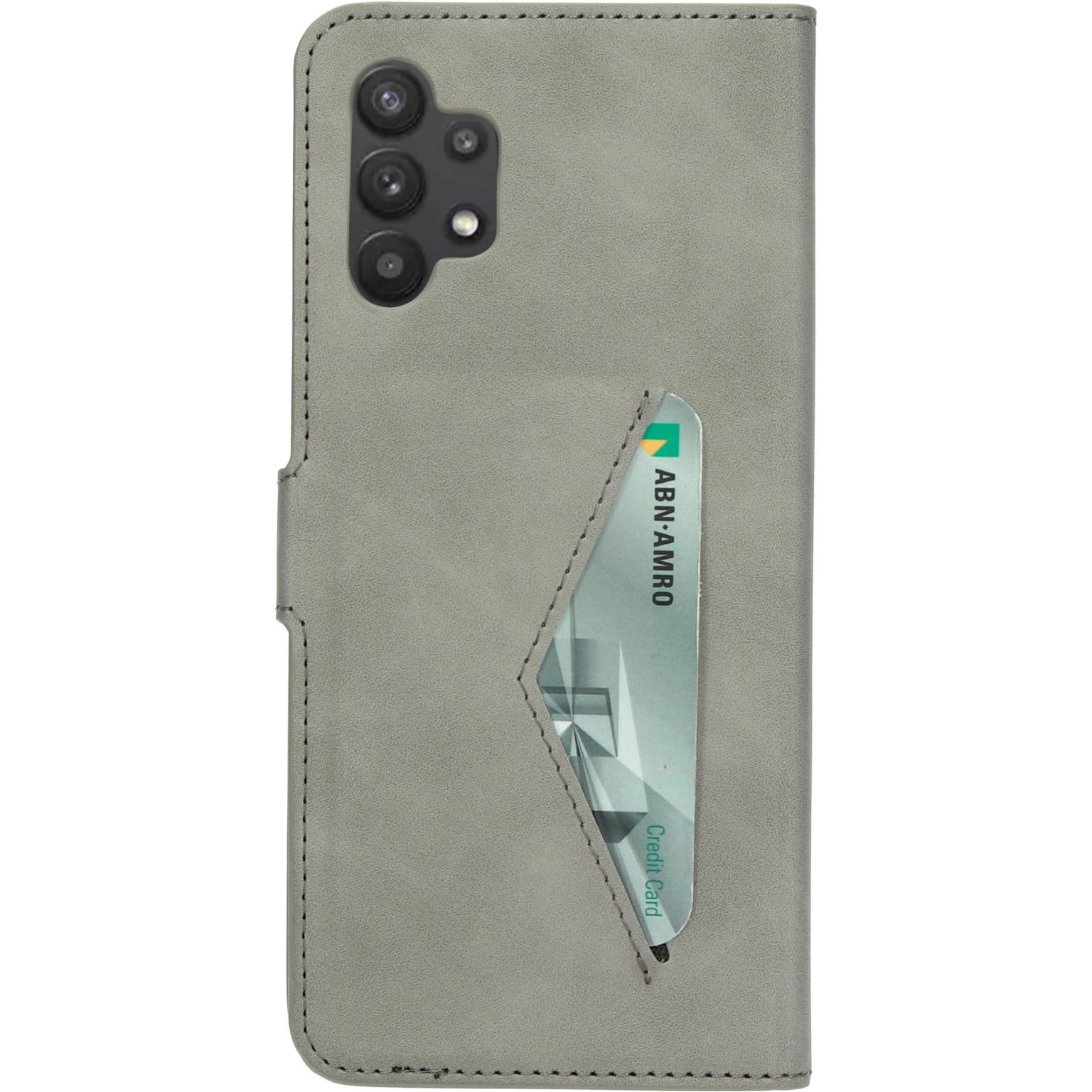Grijze telefoonhoes met kaartsleuf en een creditcard.