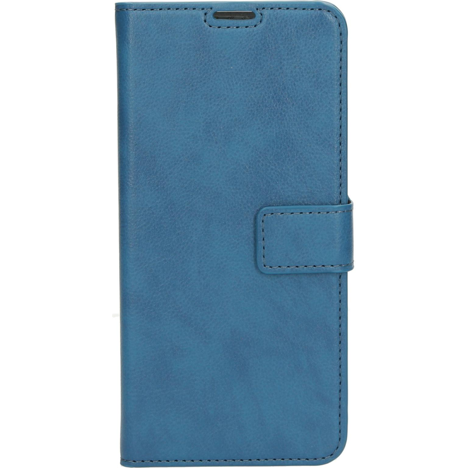 Blauwe telefoonhoes, portemonnee-stijl. Gesloten. Knopsluiting. Witte achtergrond.