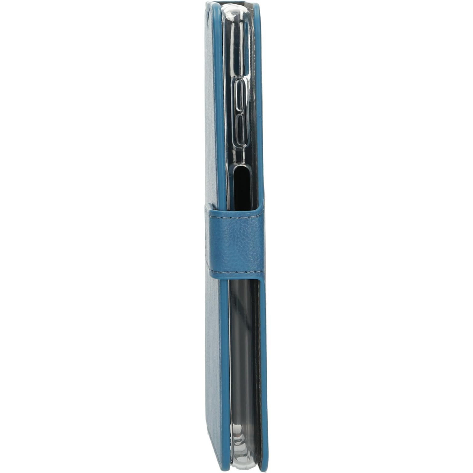 Blauw telefoonhoesje, zijaanzicht, met een telefoon erin. Sluiting houdt het dicht.
