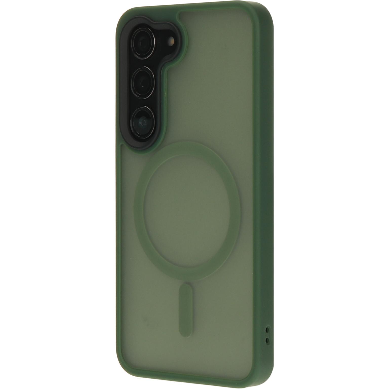 Groene telefoonhoes met een ingebouwde magneet voor MagSafe en drie cameralenzen.