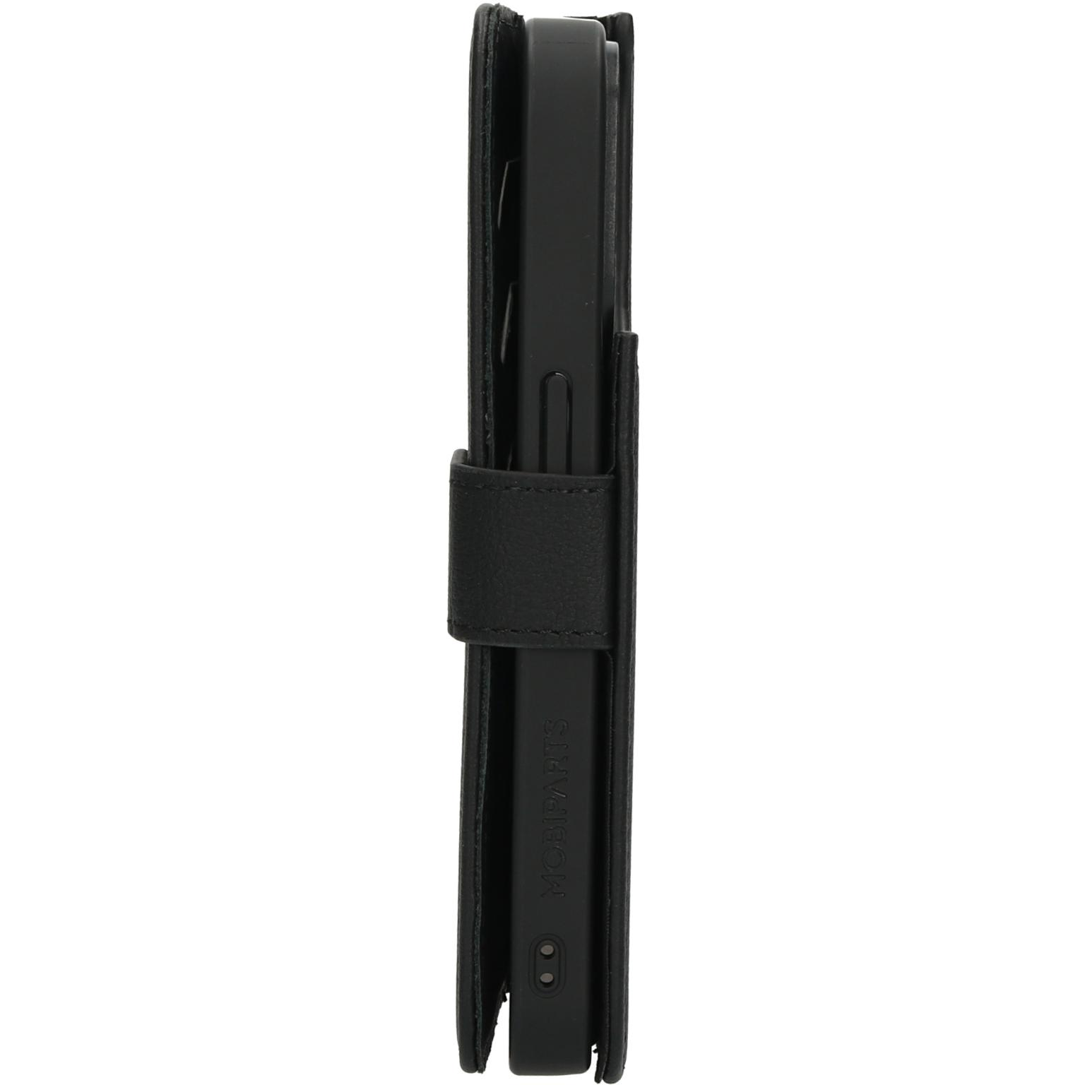 Zijaanzicht van een zwarte telefoonhoes, gesloten, met een magnetische sluiting.