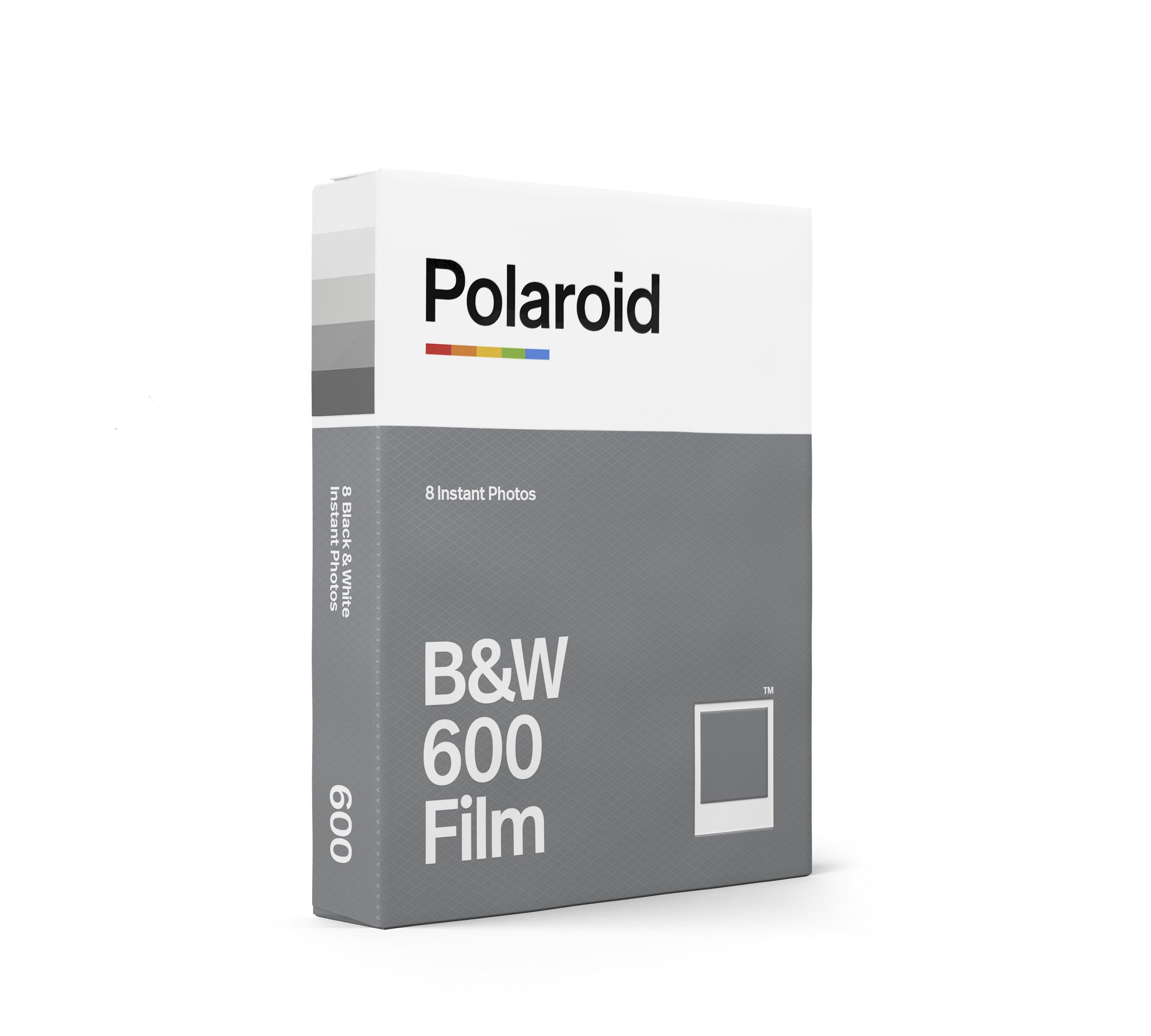 Pudełko filmu Polaroid B&W 600 z kolorowym logo i tekstem na szarym tle.