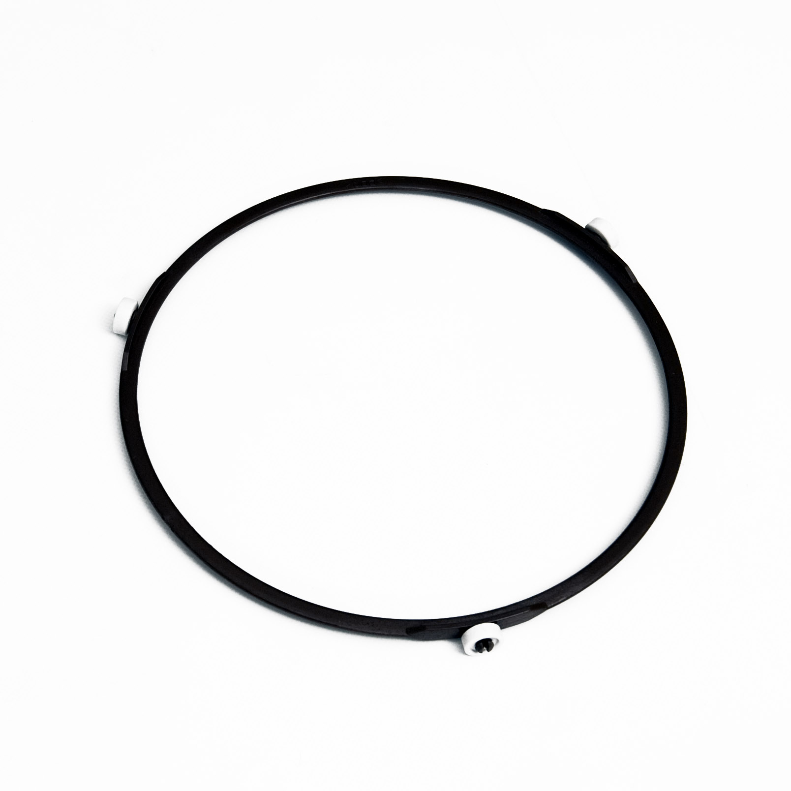 Supporto piatto per microonde circolare nero. Sfondo bianco.