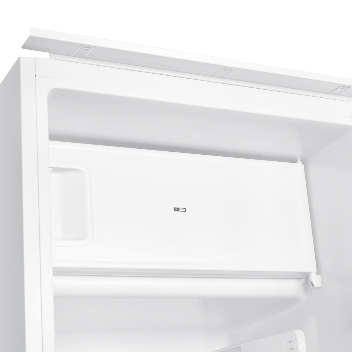 Intérieur d'un réfrigérateur blanc. Un tiroir blanc et une étagère sont visibles.