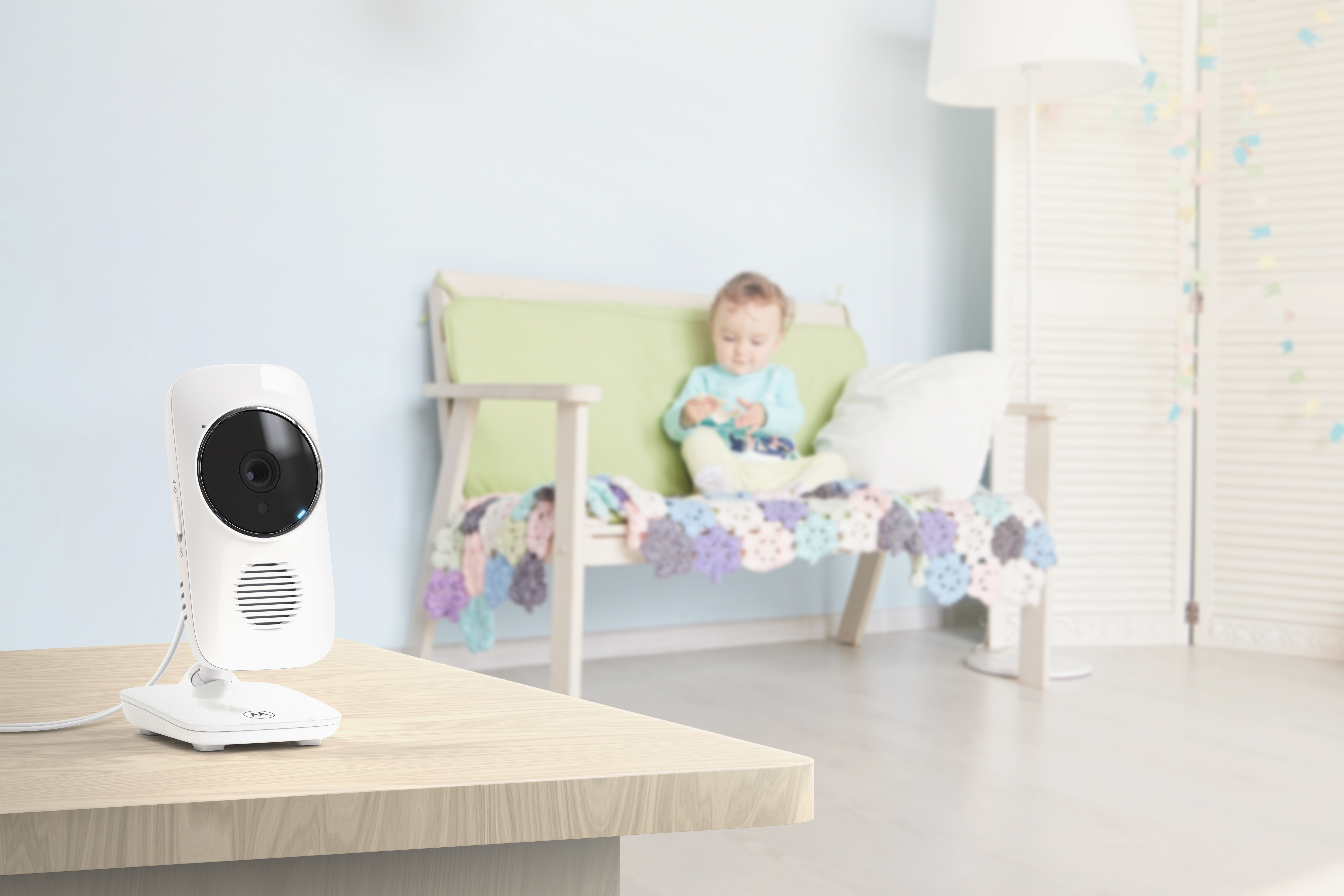 Baby monitor sul tavolo, bambino sullo sfondo.
