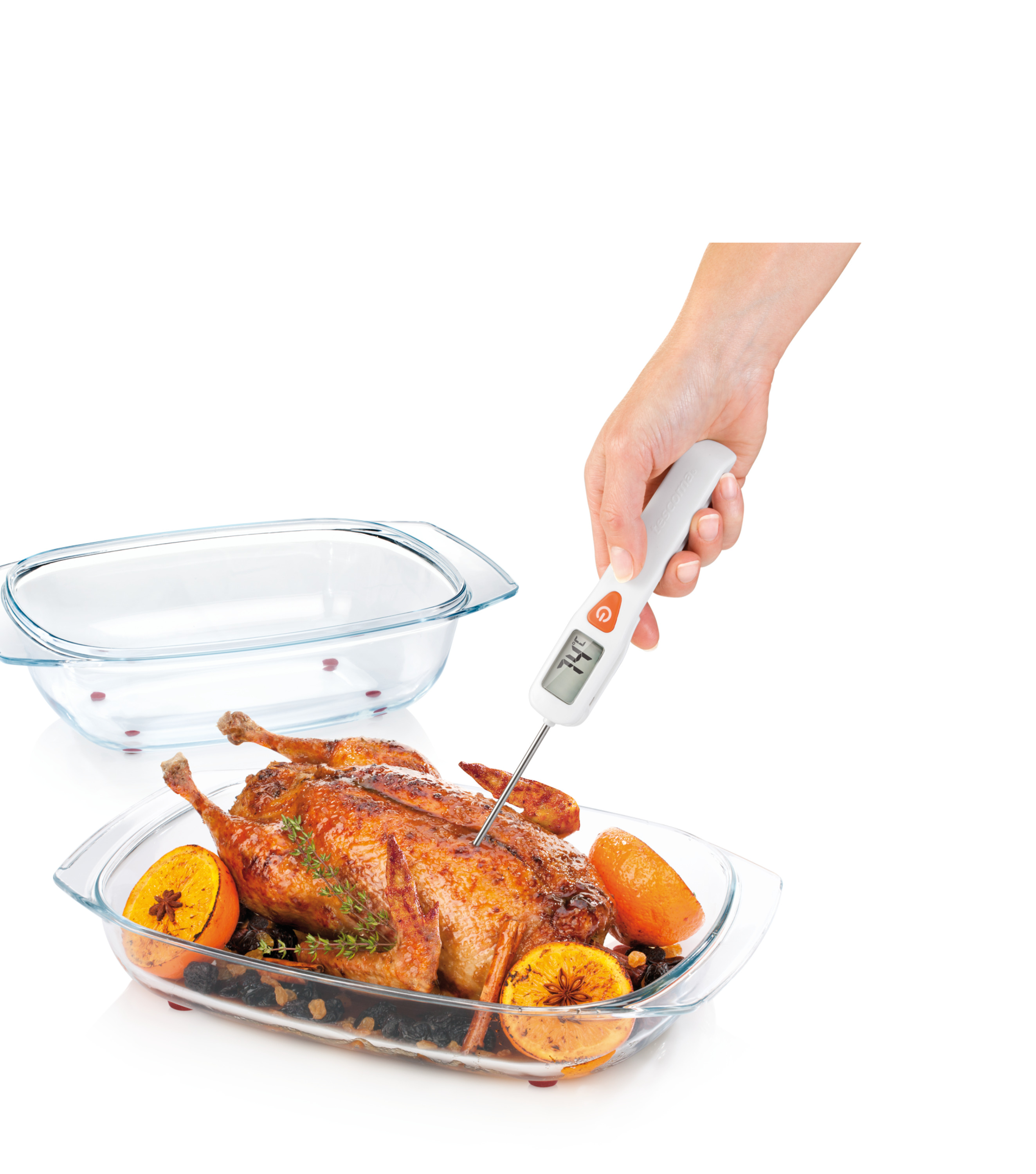 Gebratenes Huhn in einer Glasschale, wird von einem Thermometer gemessen.