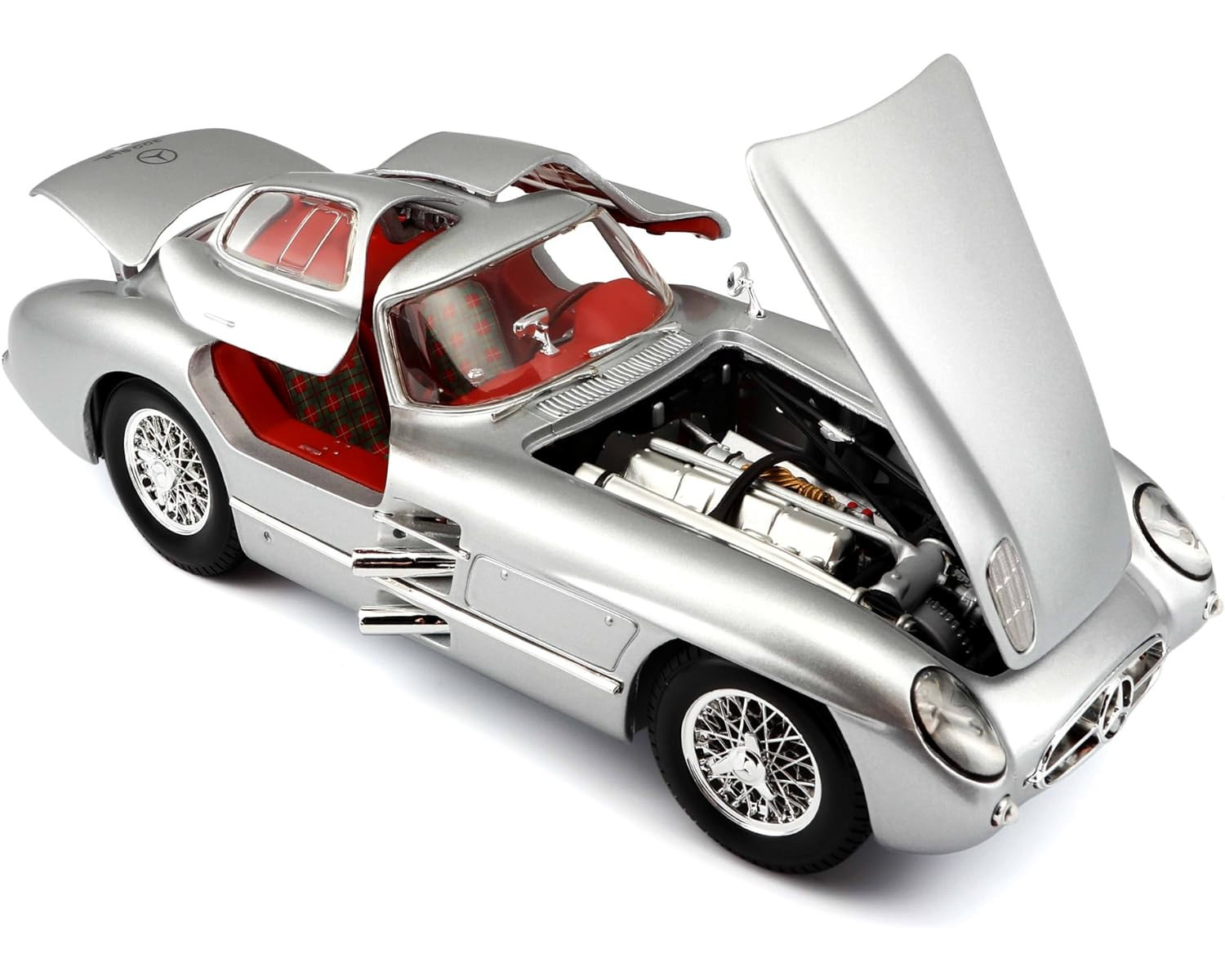 Silbernes klassisches Auto mit geöffneten Türen und Motorhaube. Roter Innenraum. Weißer Hintergrund.