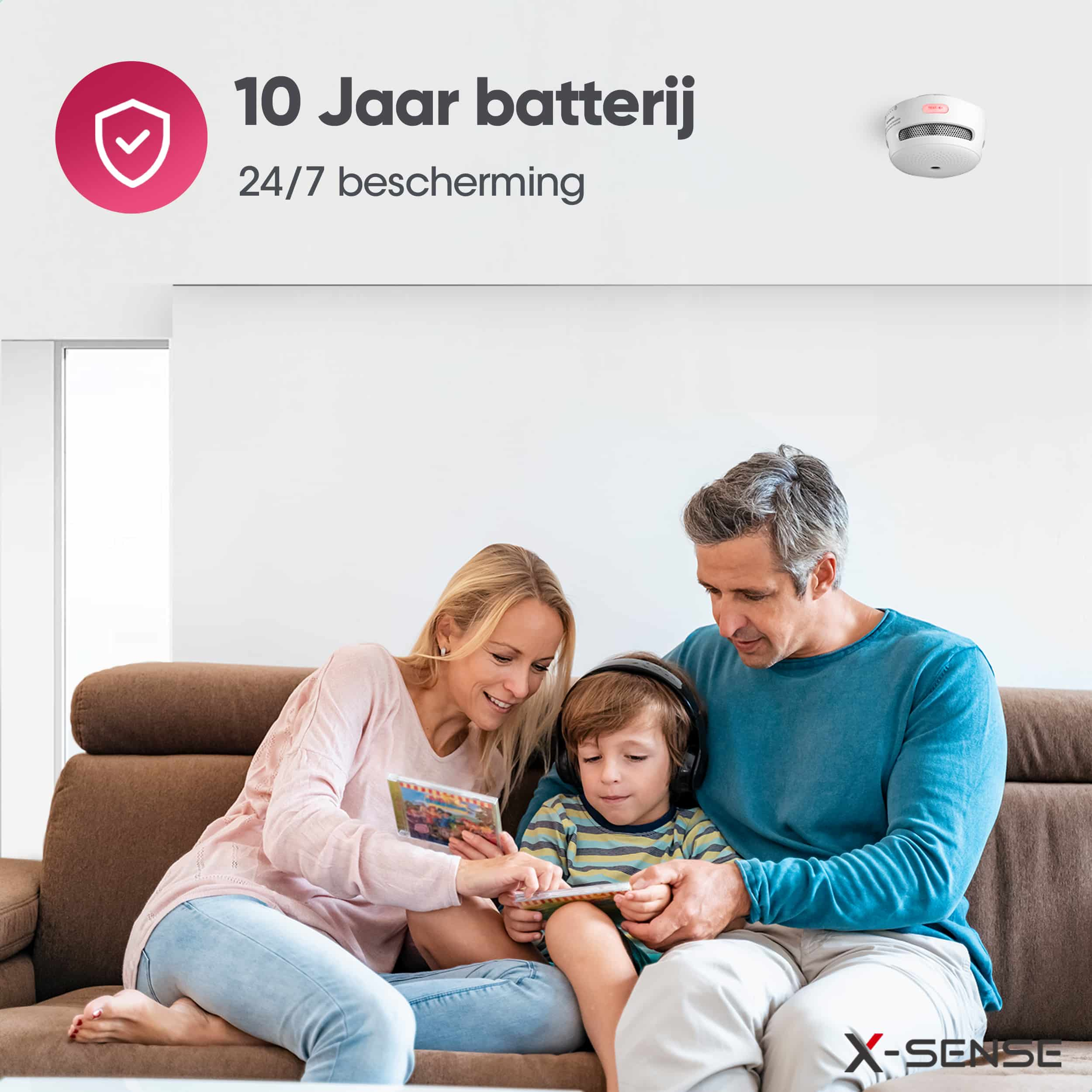 Familie auf Couch, lesen mit Rauchmelder.