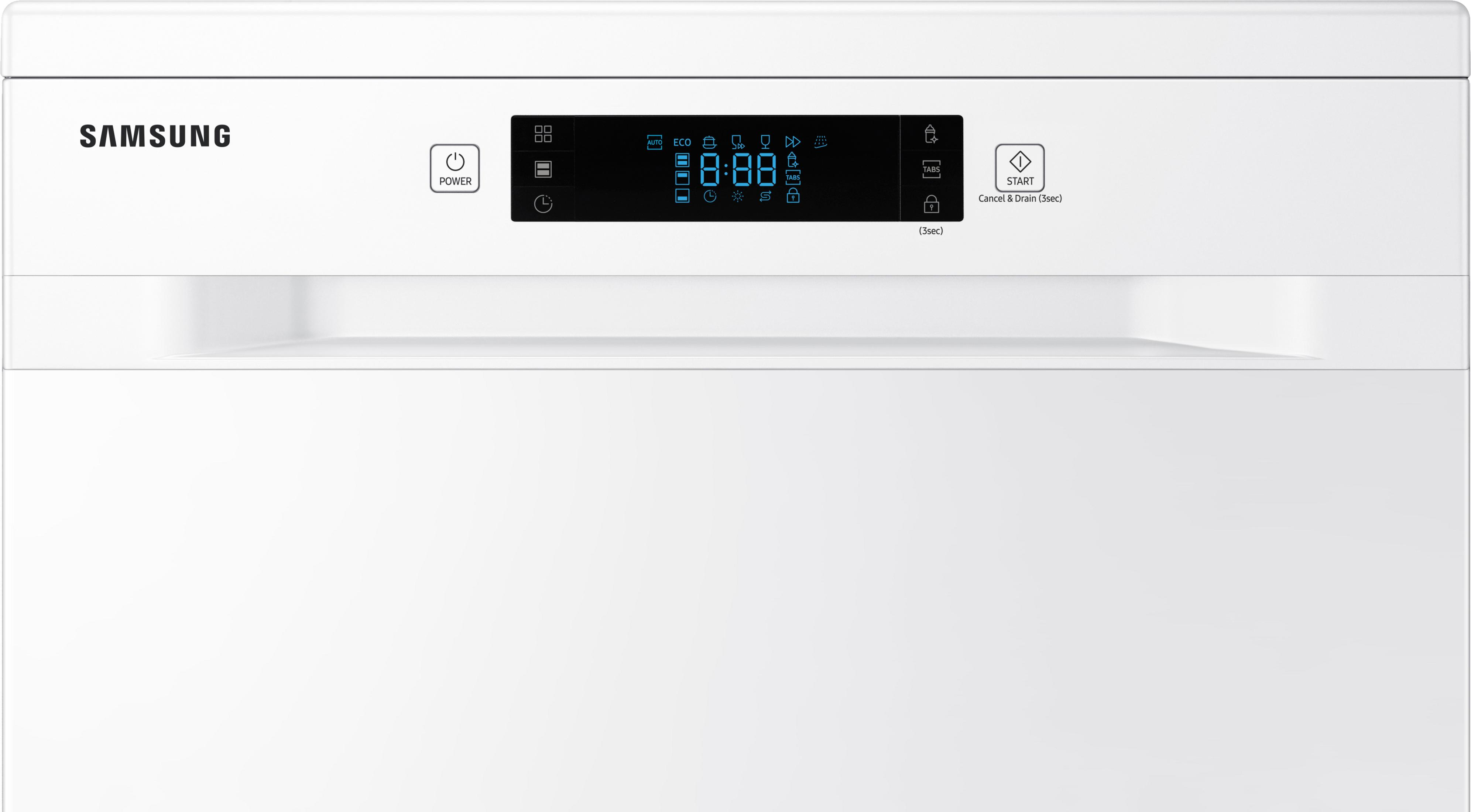 Biała zmywarka Samsung z wyświetlaczem cyfrowym pokazującym czas i ustawienia. Widoczne przyciski zasilania i startu.