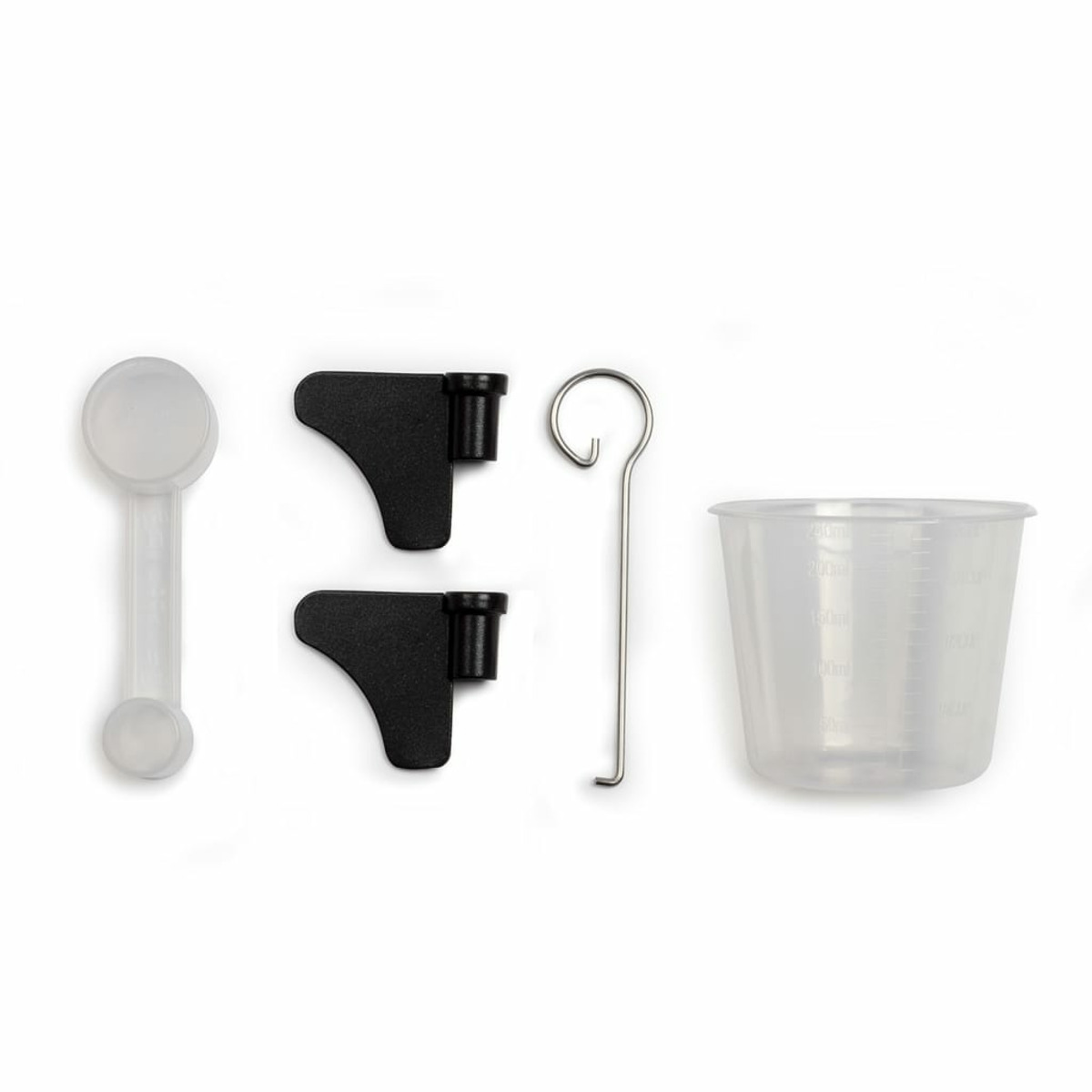 Ein Set von Backwerkzeugen auf weißer Oberfläche, einschließlich Löffel, zwei schwarze Paddel, Haken und Messbecher.