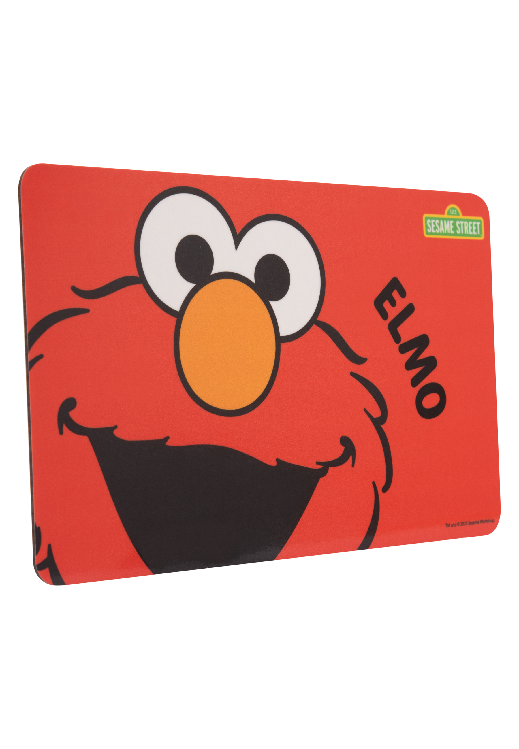 Elmos Gesicht auf einer roten Sesame Street Matte. Das Wort 'ELMO' ist schwarz geschrieben.