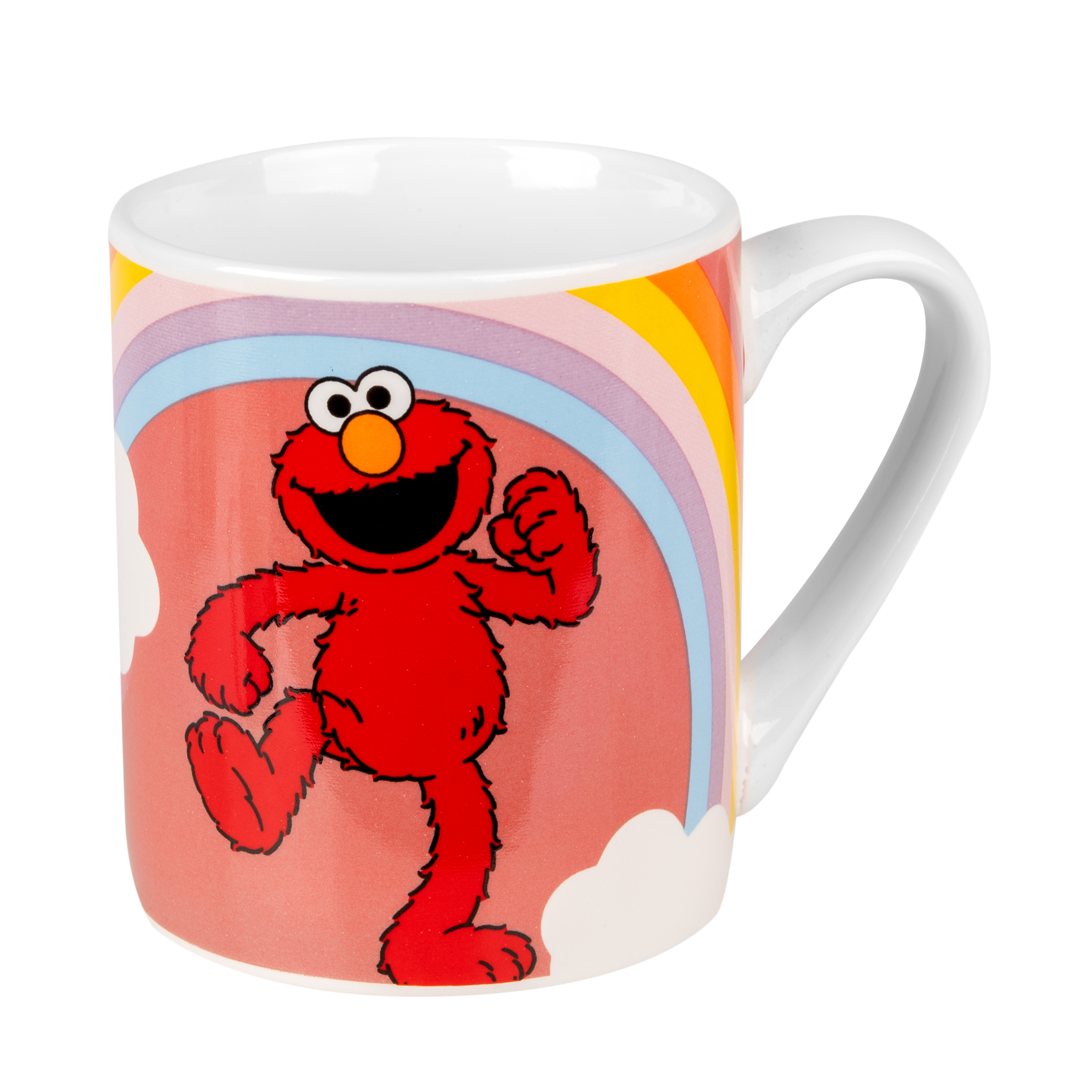 Eine Tasse mit Elmo, Regenbogen und Wolken. Weißer Griff und Hintergrund.