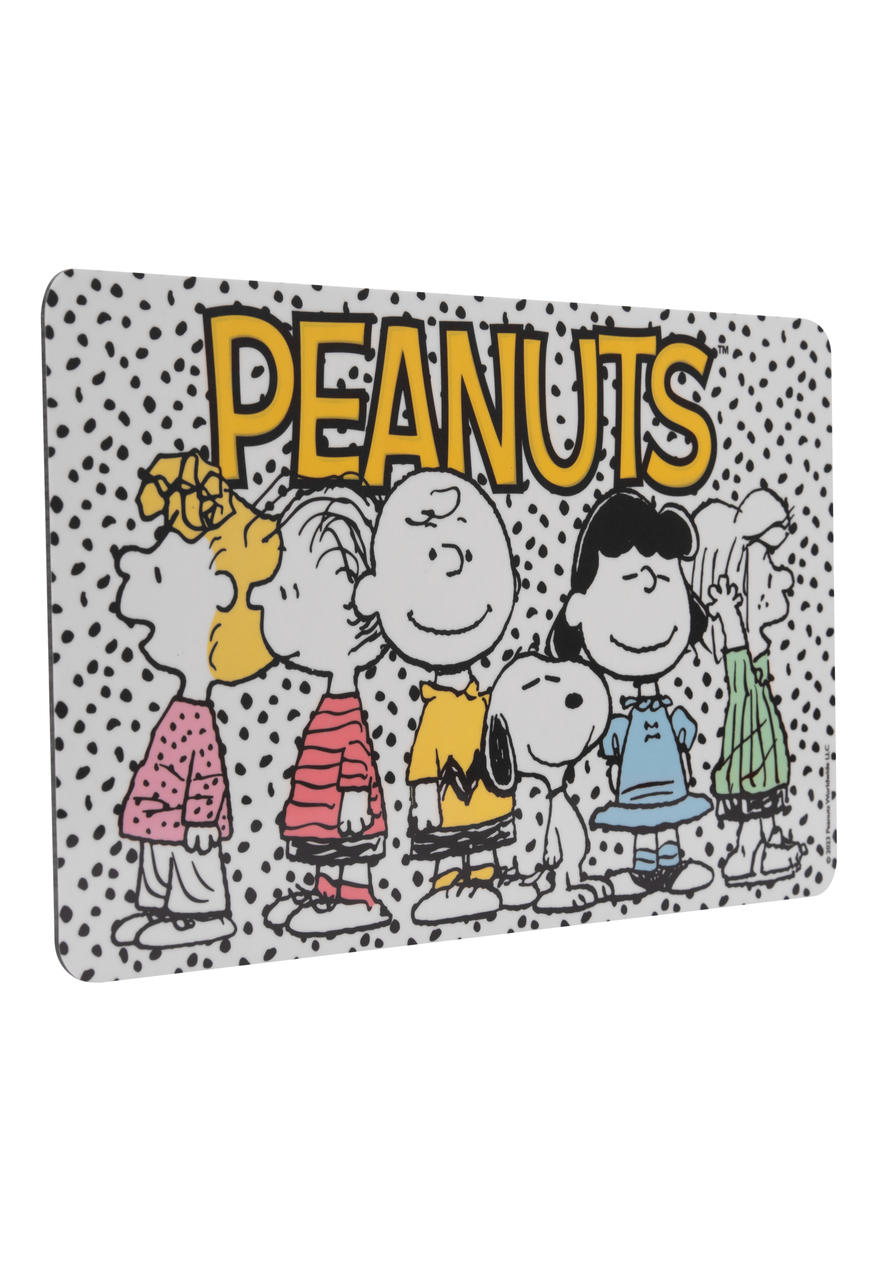 Weißes Schild mit Peanuts-Charakteren, schwarzem und weiß gepunktetem Hintergrund.