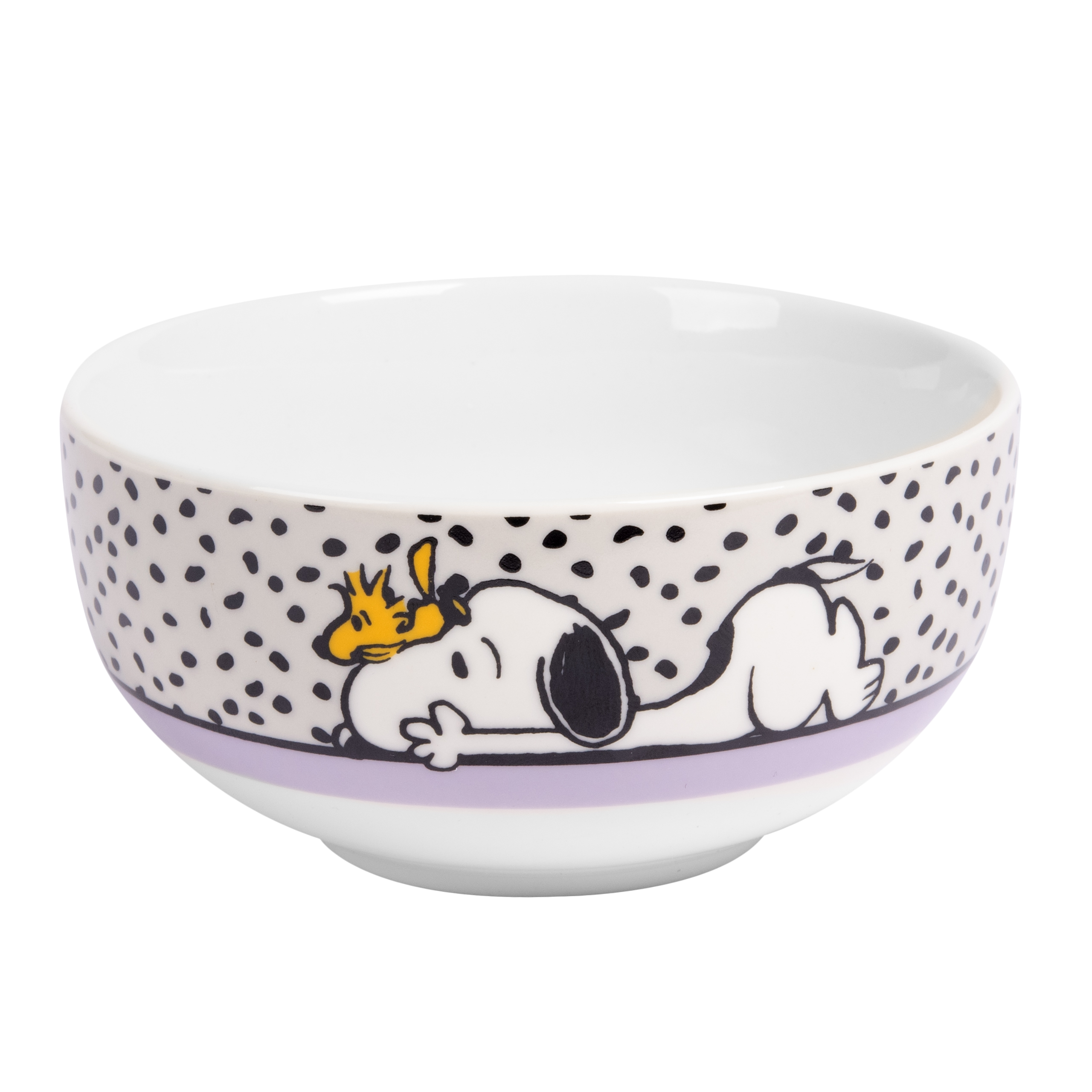 Schüssel mit Snoopy, der sich hinlegt, Woodstock auf dem Kopf. Weißer Hintergrund.