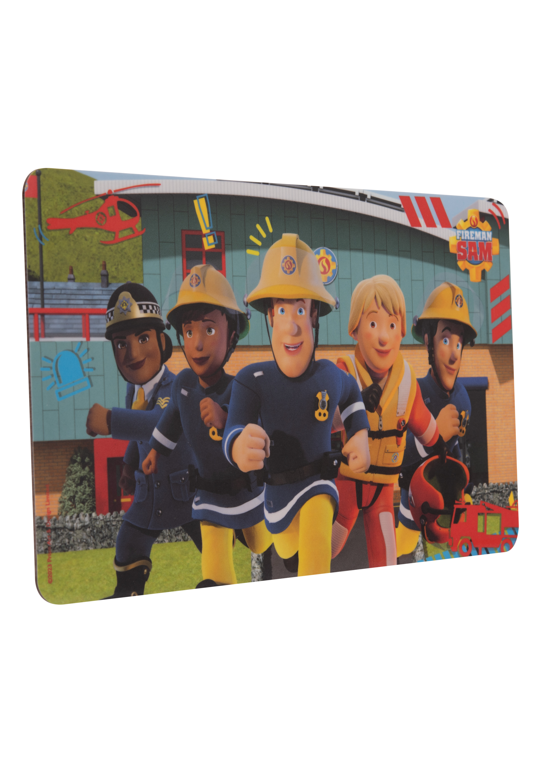 Eine Tischset mit Feuerwehrmann Sam-Figuren, die nach rechts laufen, mit einem Hubschrauber und Gebäude im Hintergrund.