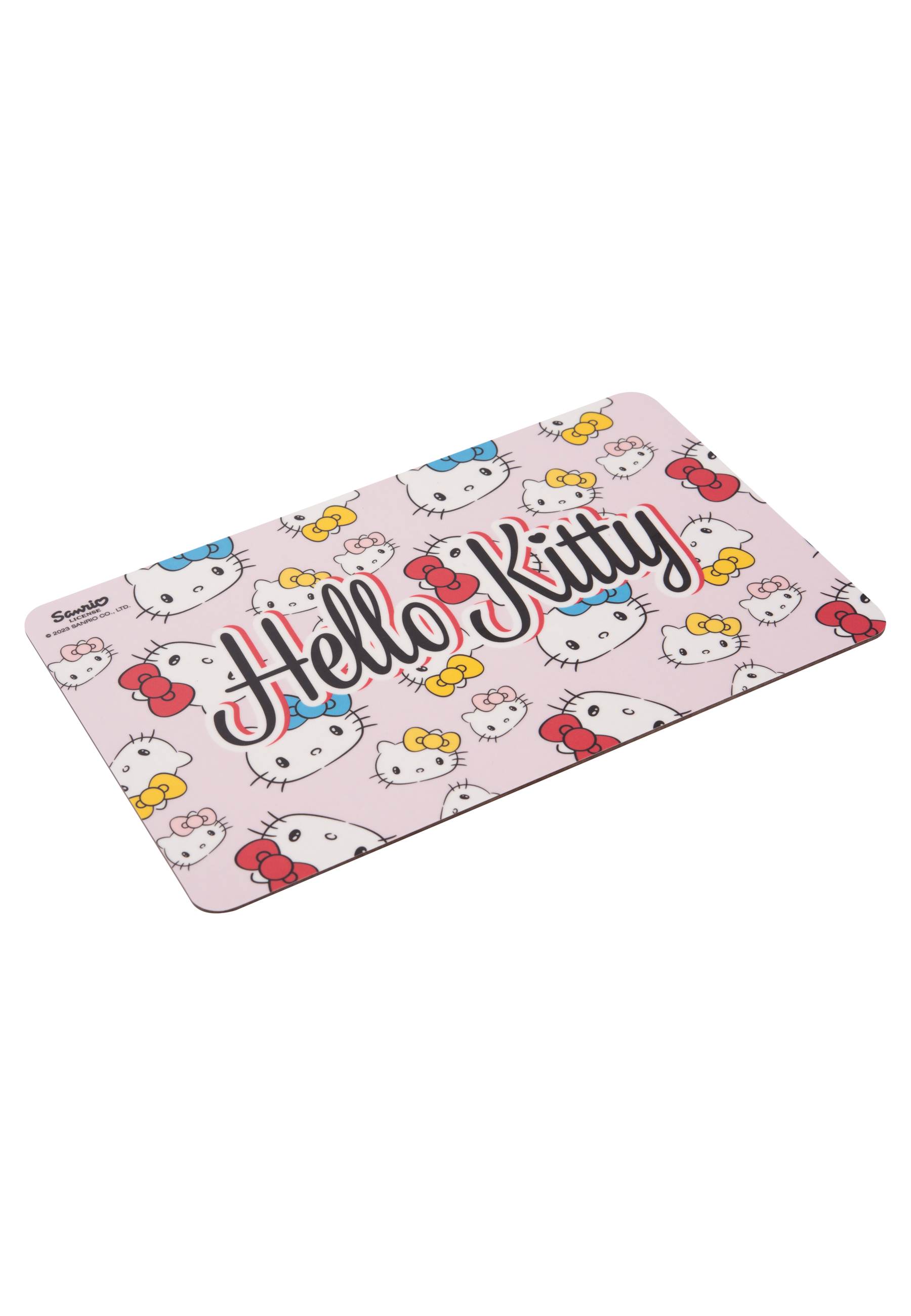 Hello Kitty Mauspad mit sich wiederholenden Kitty-Gesichtern, roter Schleife und Text. Rosa Hintergrund.