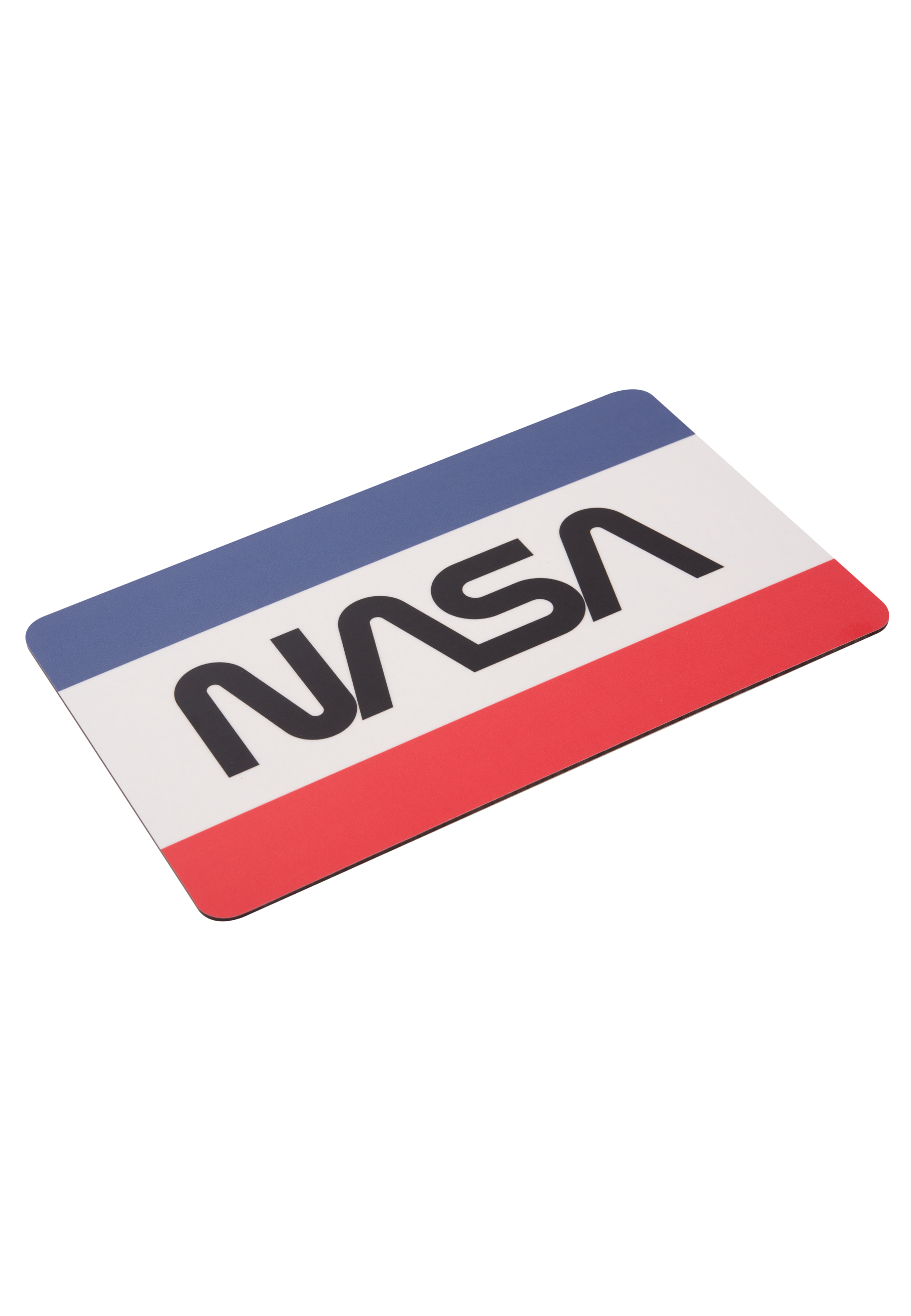 Ein NASA-Logo in Weiß auf einer blau-weiß-roten rechteckigen Matte.