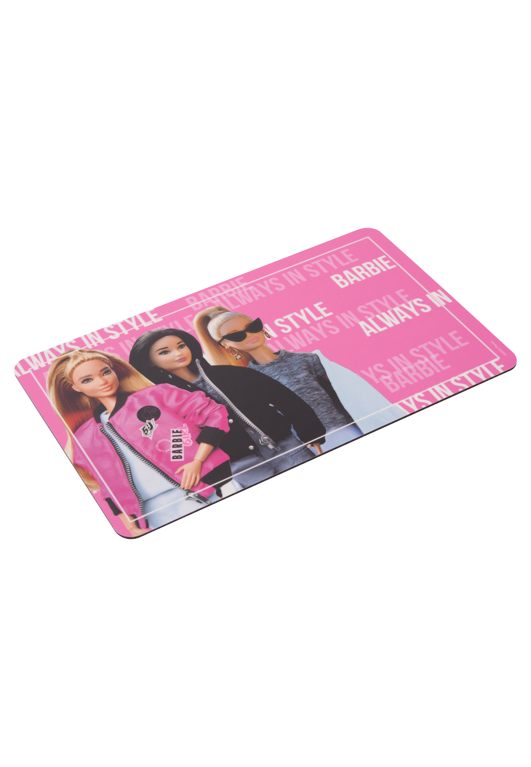 Drei Barbie-Puppen auf pinkfarbenem Hintergrund. Der Text 'Always in Style Barbie' umgibt die Puppen.