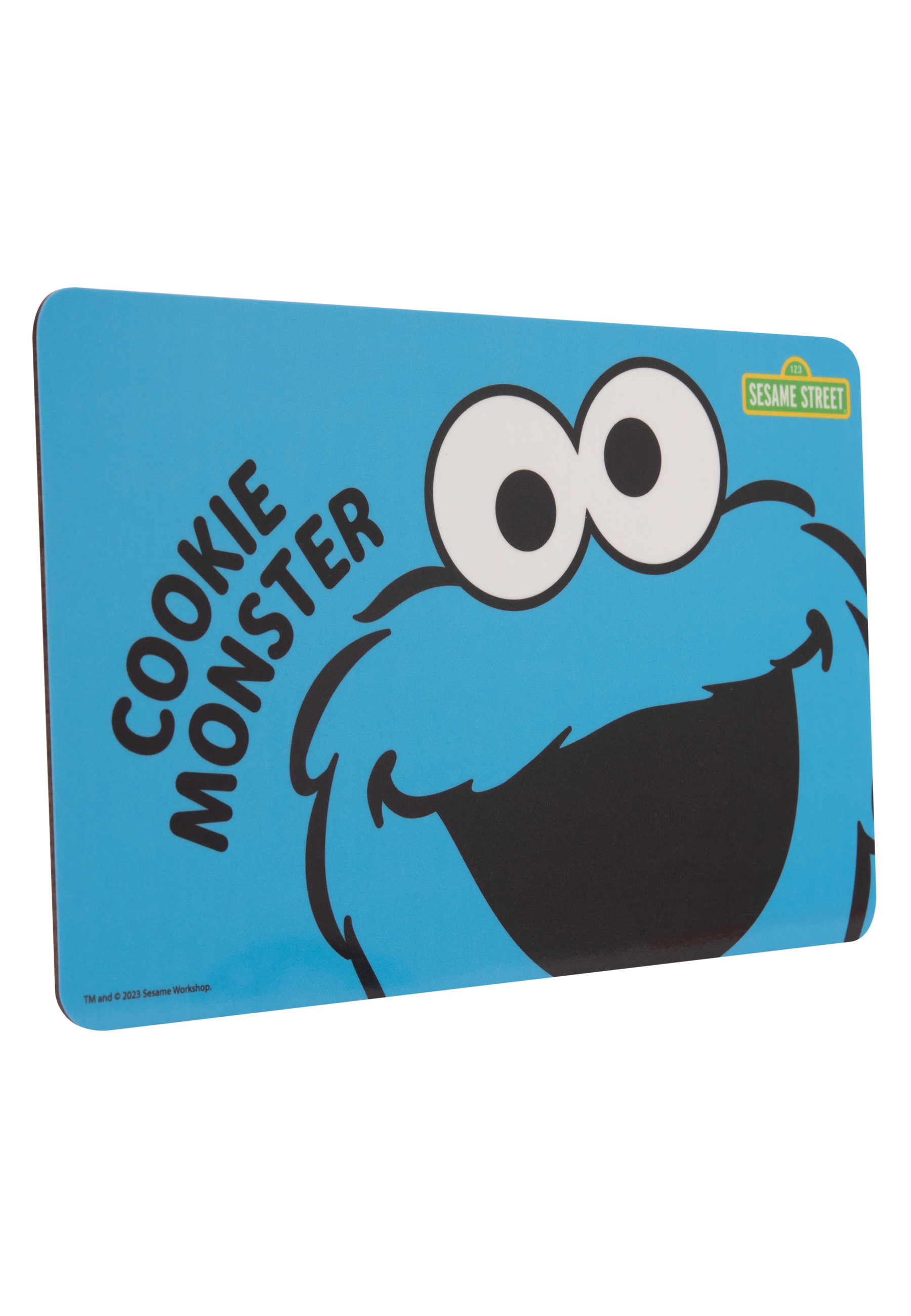Blaues Cookie Monster-Schild. Weiße Augen, schwarzer Mund. Text: COOKIE MONSTER. Sesamstraßen-Logo.