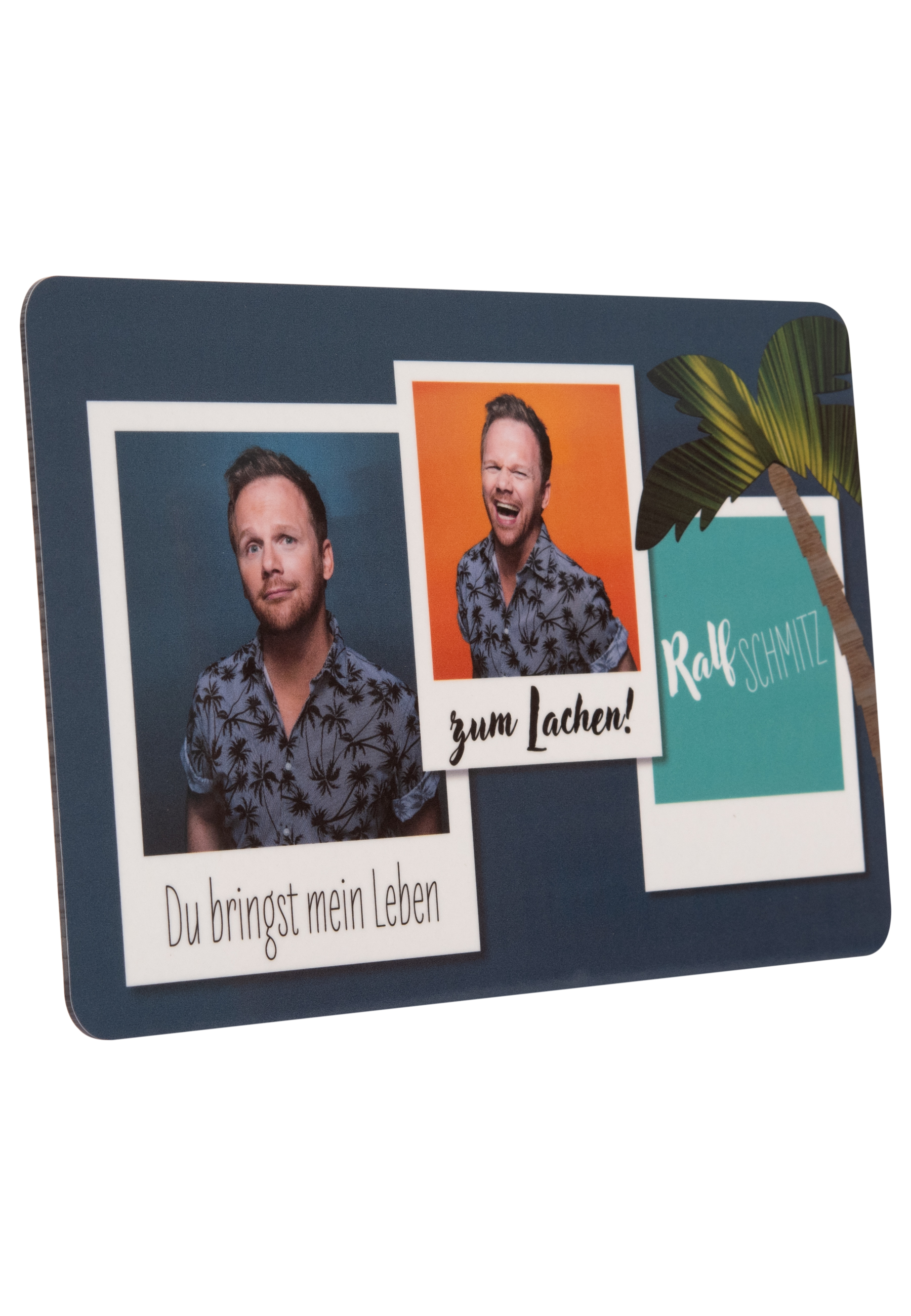 Mauspad mit drei Fotos im Polaroid-Stil eines Mannes, mit deutschem Text.