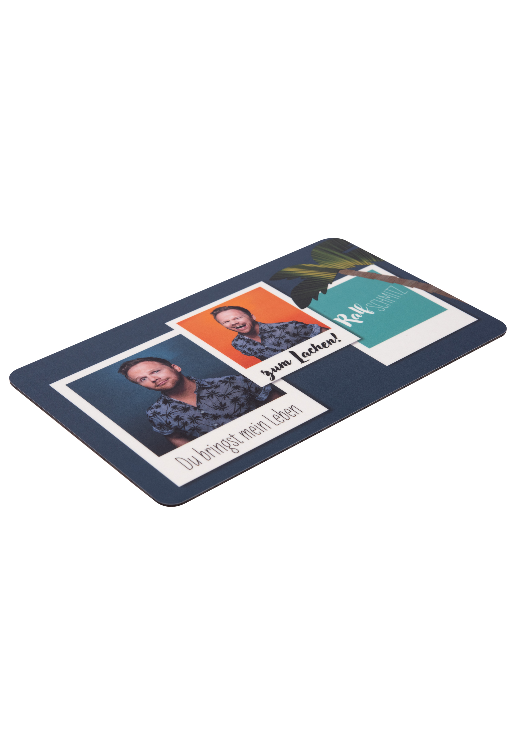 Ein Mousepad mit zwei Fotos und Text. Fotos zeigen einen Mann. Text ist auf Deutsch.