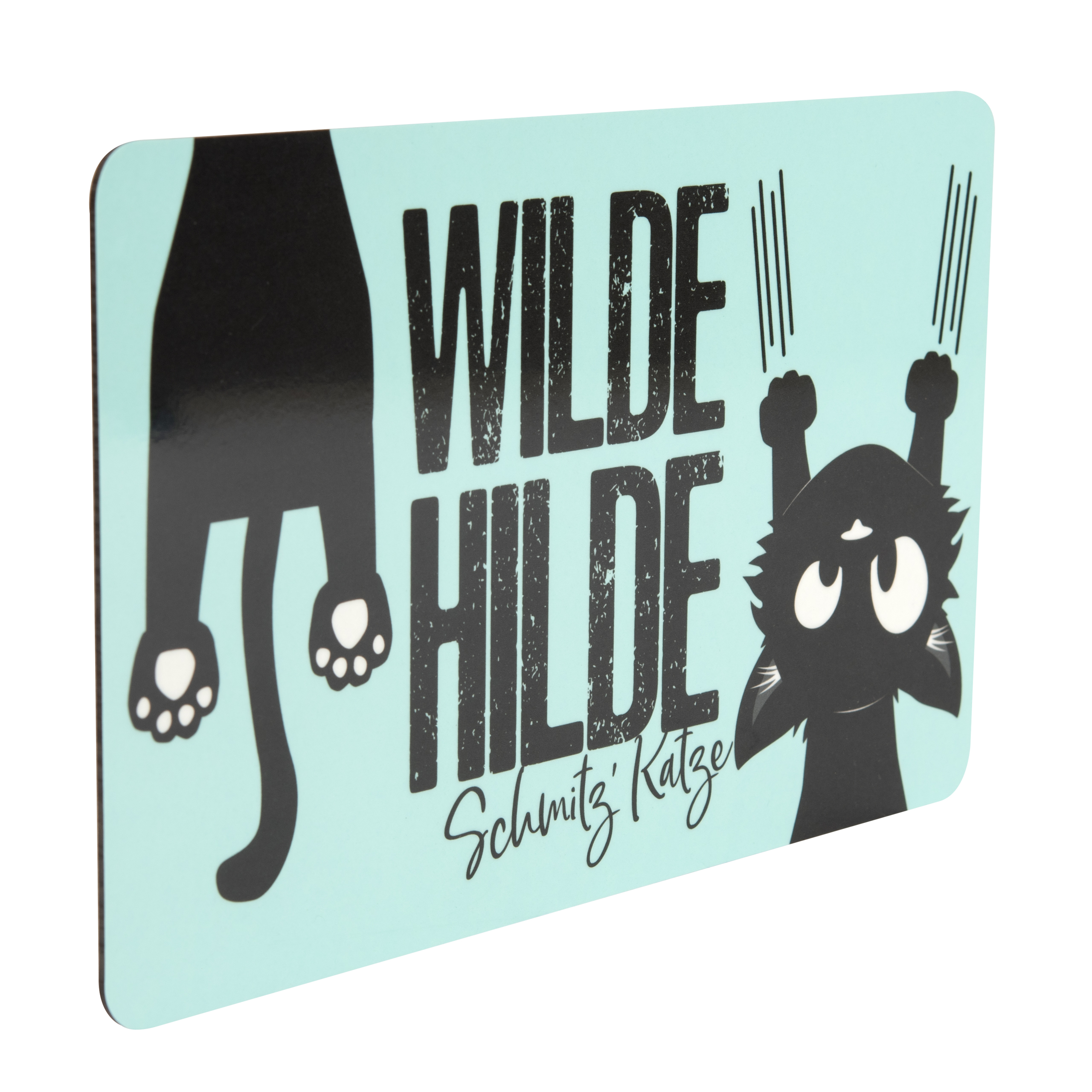 Schild mit schwarzer Katzen-Silhouette, den Worten 'WILDE HILDE' und 'Schmitz' Katze'. Hellblauer Hintergrund.