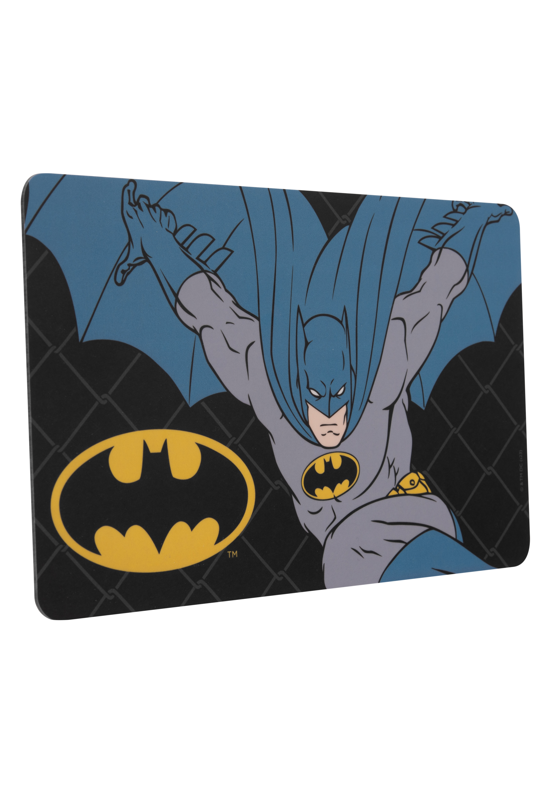 Batman-Mauspad. Batman im Flug, Umhang ausgebreitet. Gelbes Fledermaus-Symbol auf schwarzem Gitterhintergrund.