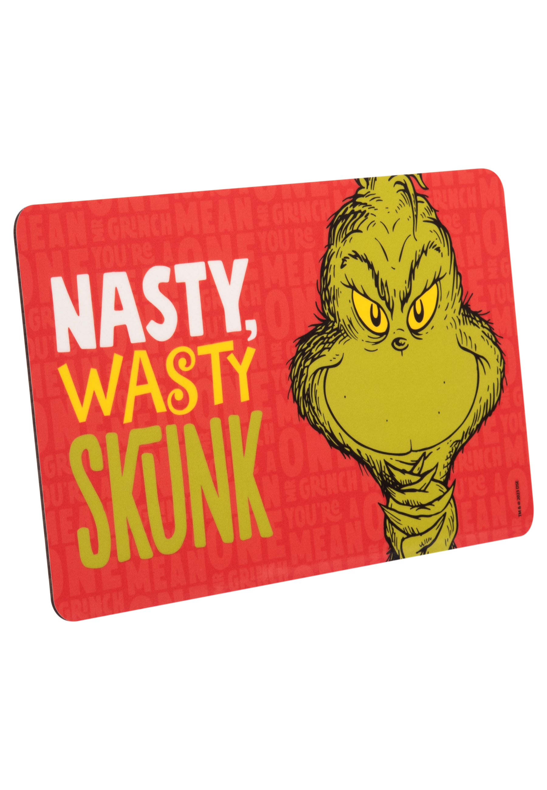 Ein rotes Mousepad mit einem Cartoon-Grinch-Gesicht und den Worten 'NASTY, WASTY, SKUNK' in Gelb und Grün.