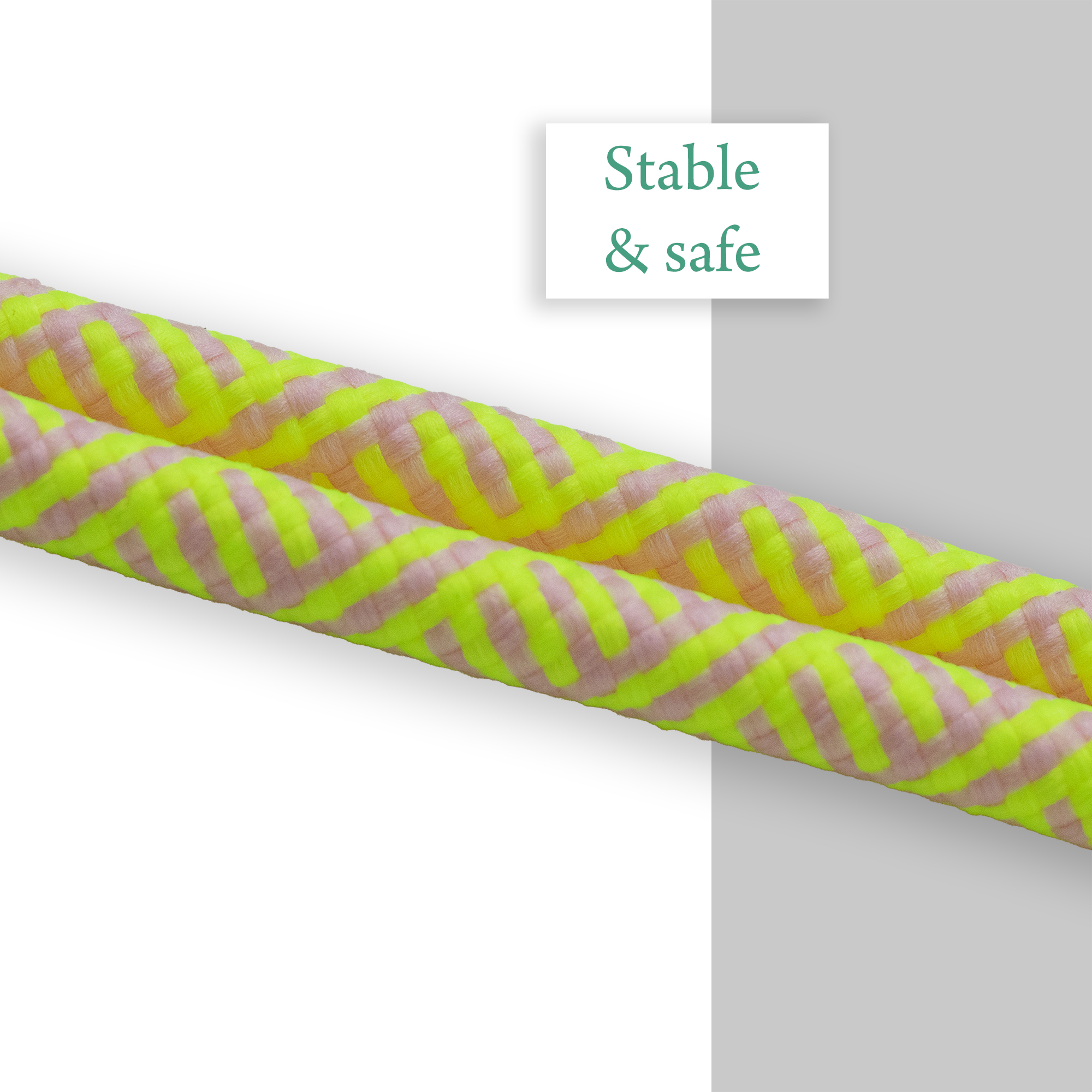 Nahaufnahme eines gelb-rosa geflochtenen Lanyard-Seils. Ein weißer und grauer Hintergrund.