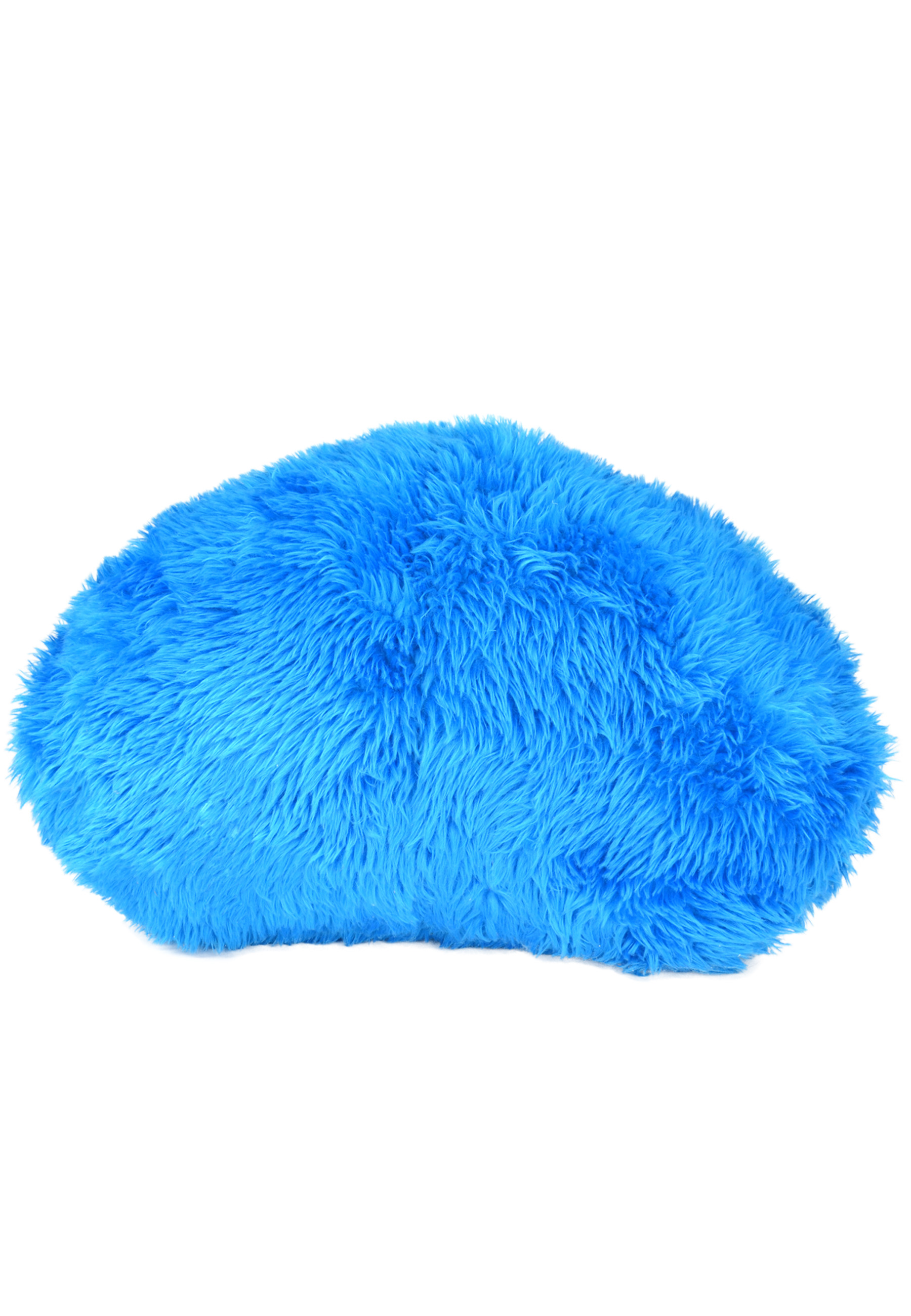 Ein flauschiges, hellblaues Kissen auf weißem Hintergrund.