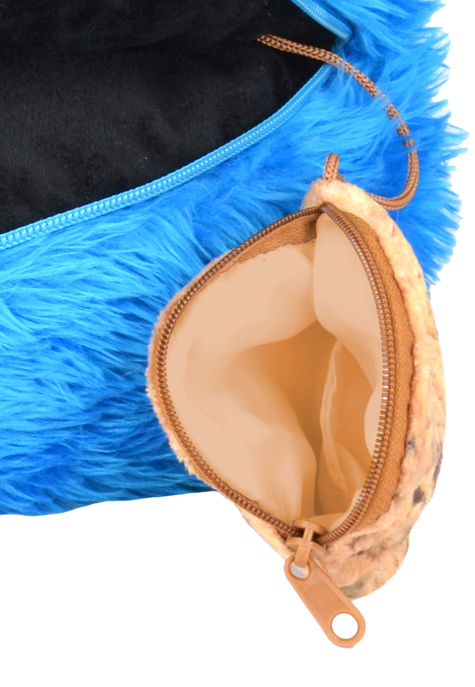 Eine blaue, pelzige Krümelmonster-Tasche mit einer Keks-Geldbörse.