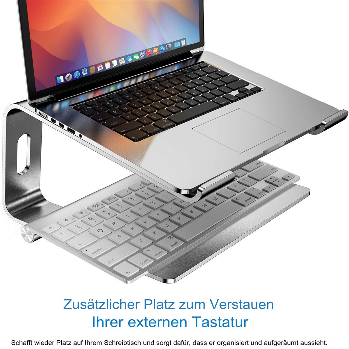 Laptop auf einem silbernen Ständer mit Tastatur darunter, mit Text auf Deutsch.