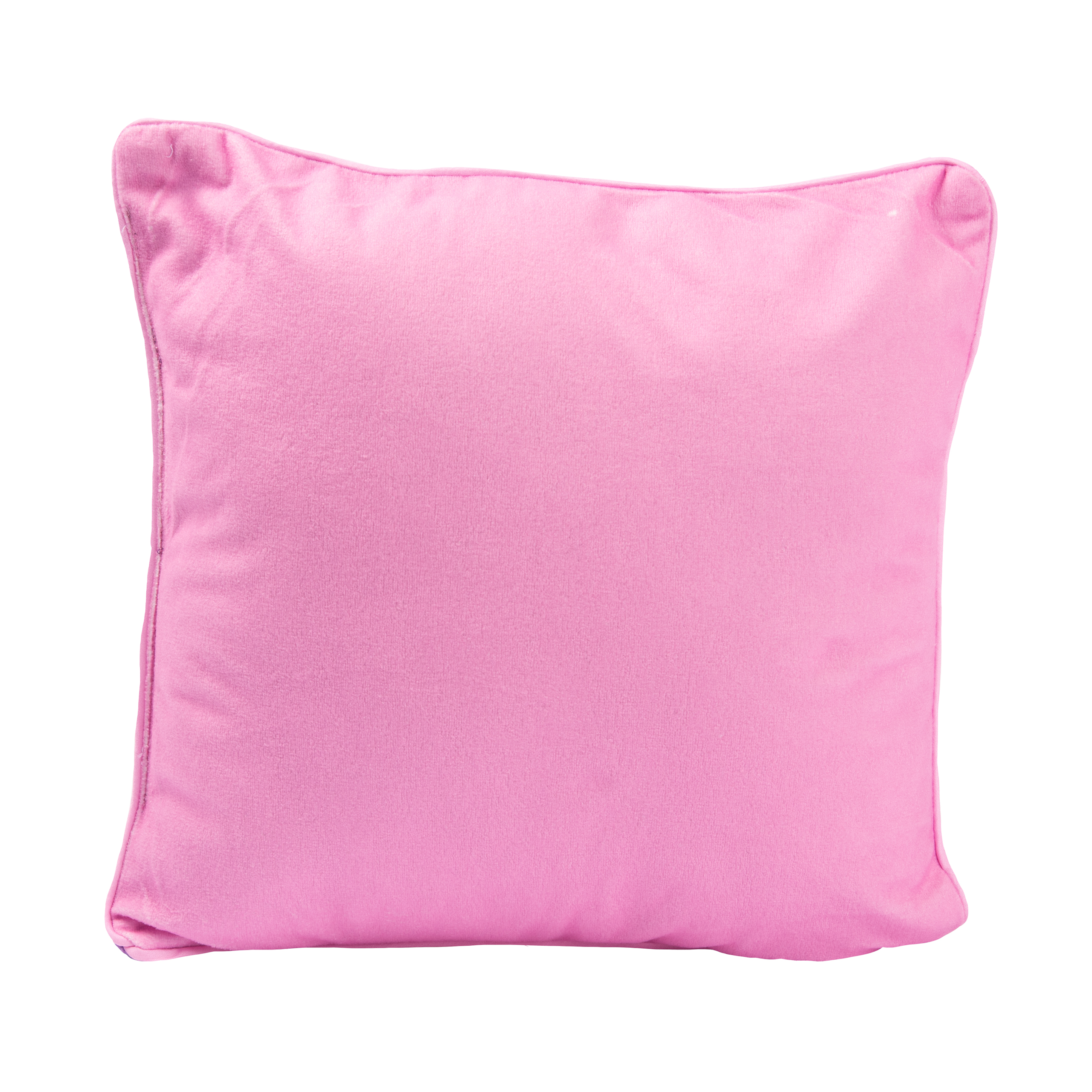 Rosa quadratisches Kissen isoliert auf Weiß. Das Kissen hat eine glatte, einfarbige Oberfläche.